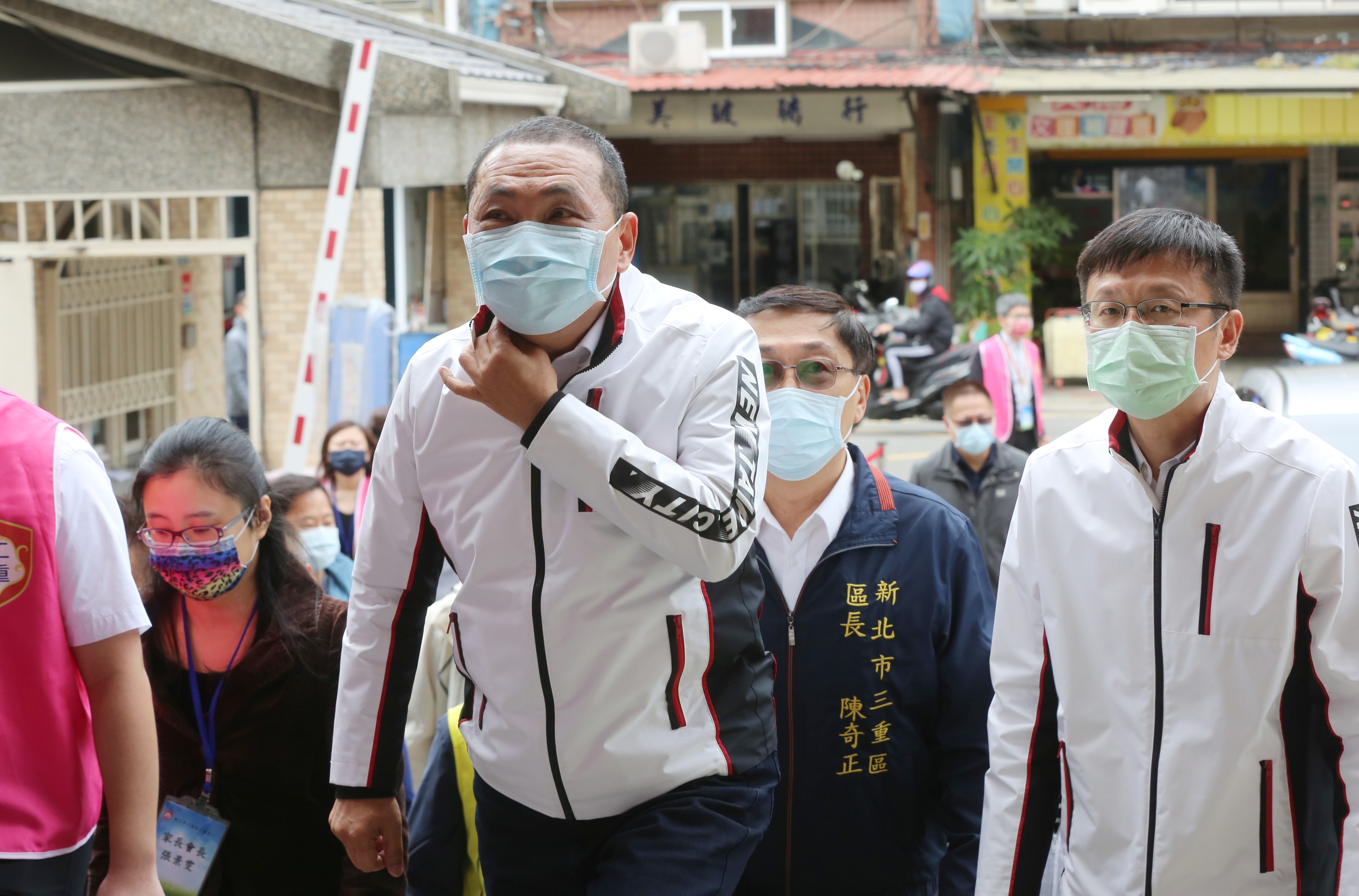 侯友宜今進行市政行程時接受媒體訪問，回應外界對於他和朱立倫之間關係看法。