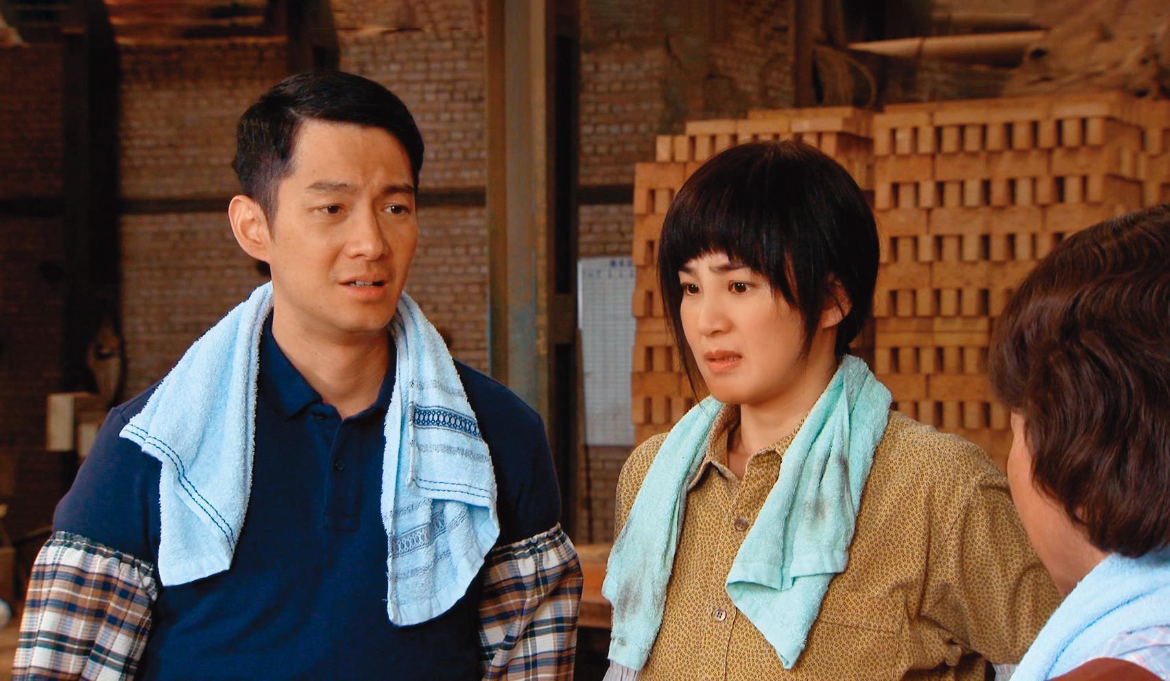 洪小鈴(右)在大愛劇《一路芬芳》和周詠軒(左)搭檔,演出為家庭犧牲奉獻的夫妻。(大愛提供)
