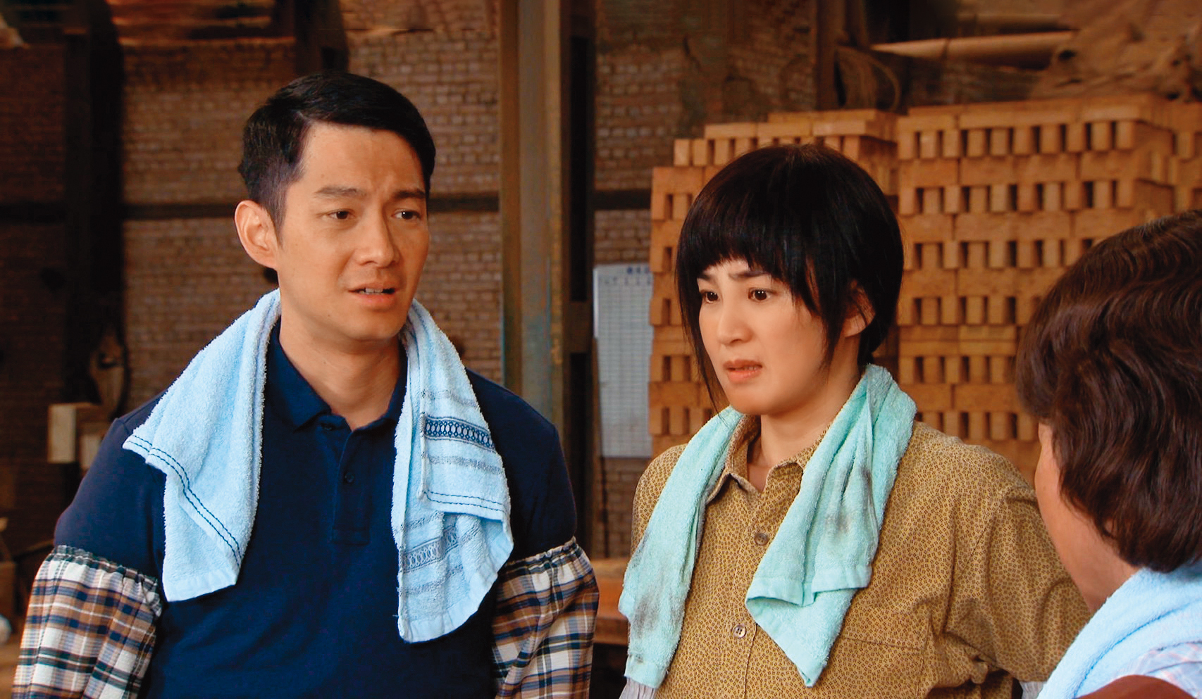 洪小鈴(右)在大愛劇《一路芬芳》和周詠軒(左)搭檔,演出為家庭犧牲奉獻的夫妻。(大愛提供)