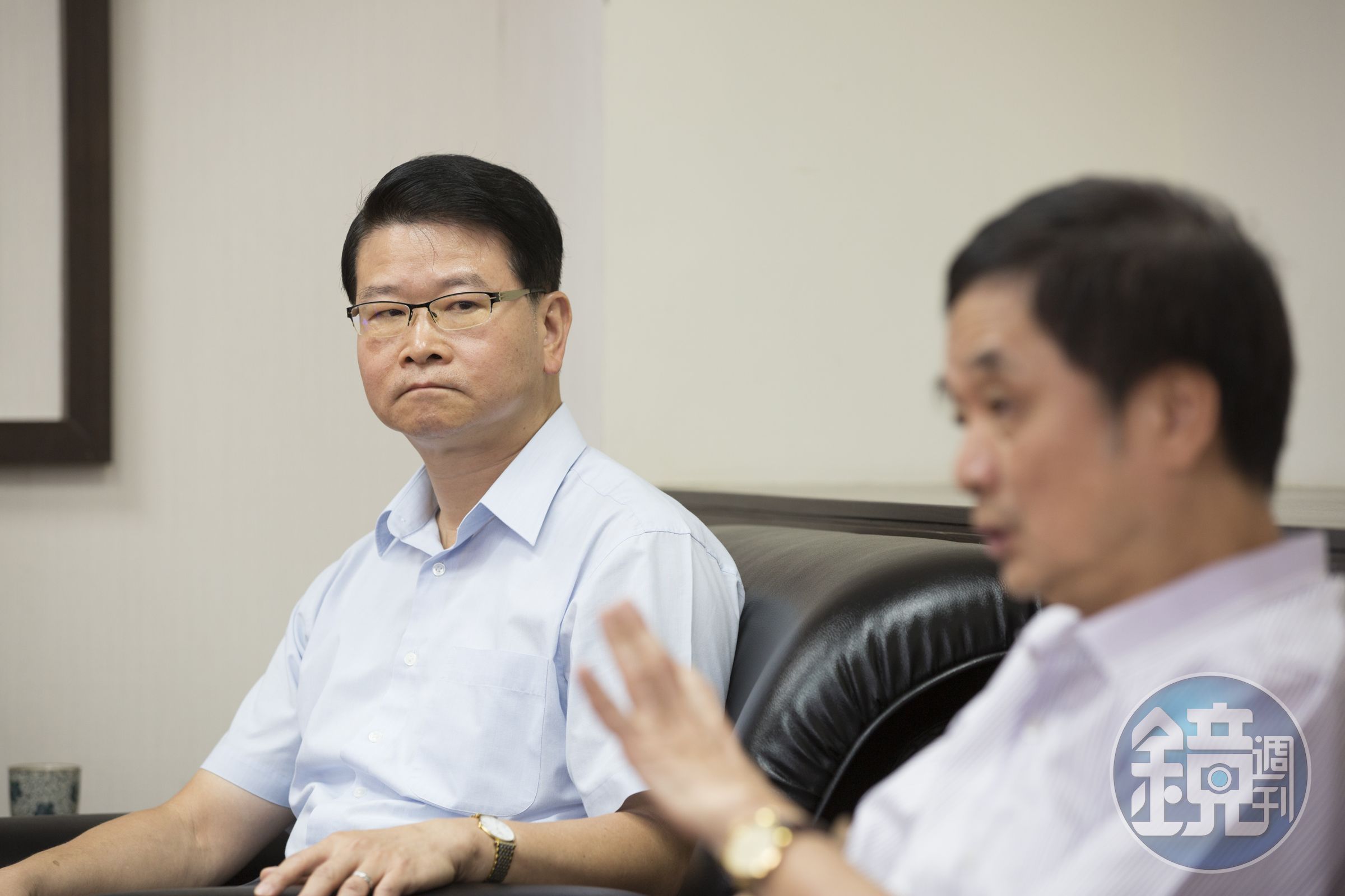 調查局長王俊力（左）上任才宣示要打造有紀律團隊，卻有調查官涉在黑網買槍。（本刊資料照）