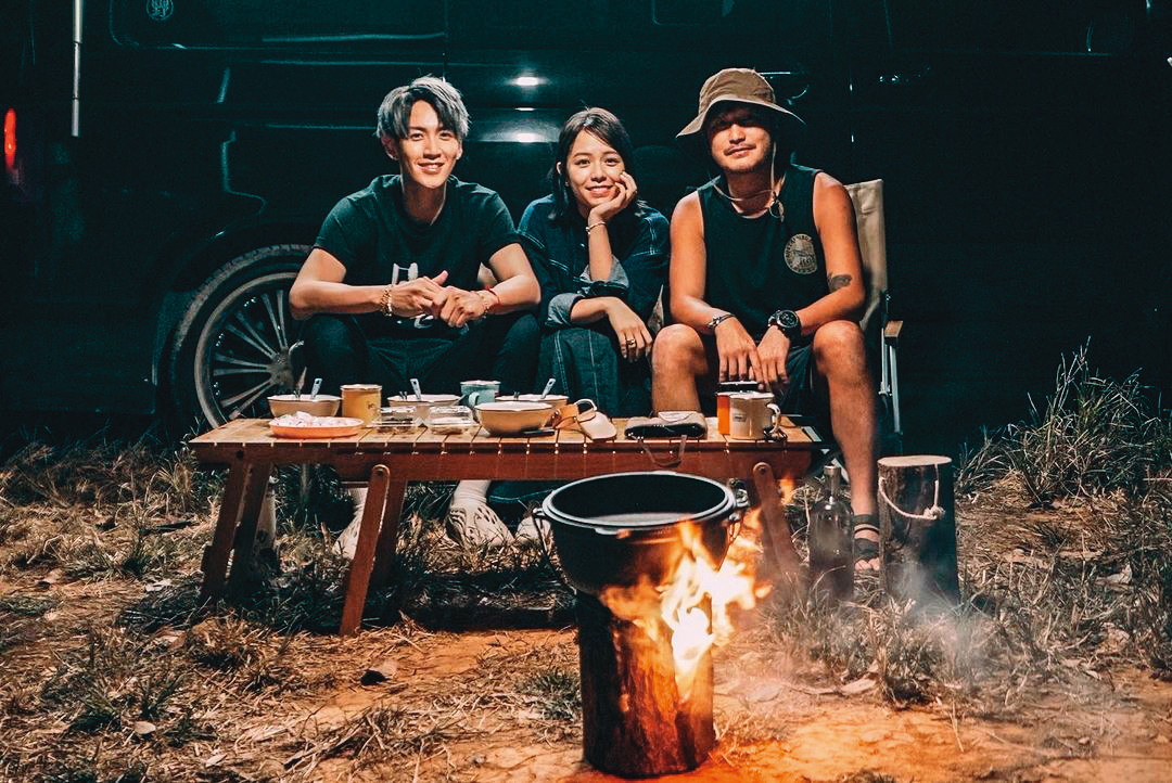 柯震東（左起）與宋芸樺曾作客KID的YouTube，宣傳電影《月老》。（翻攝自KID IG）