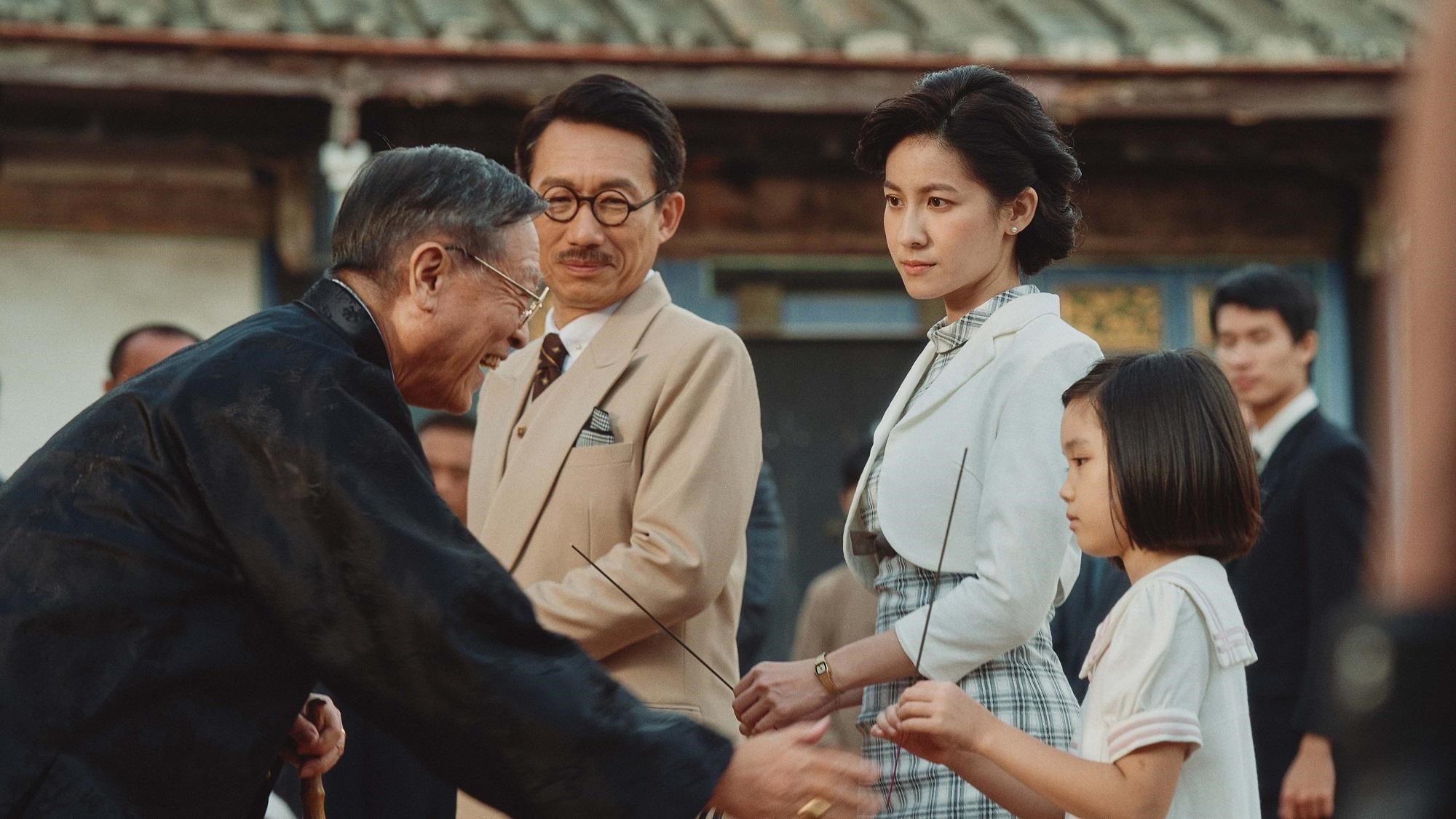 映後直播工作人員為飾演「伯公」的演員唐川（左）集氣加油。（公視提供）