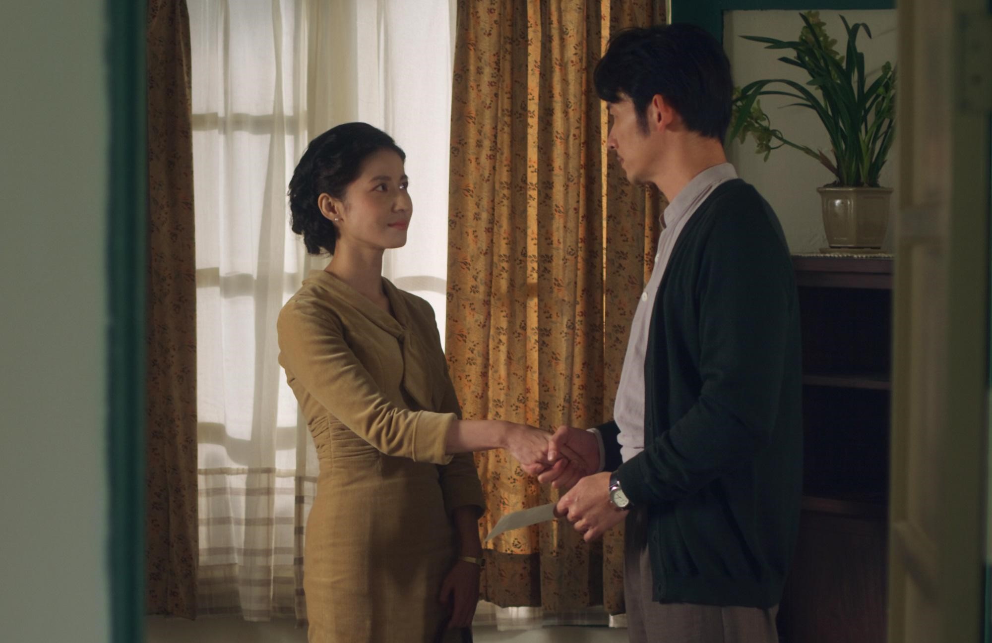 連俞涵（左）在《茶金》中女強人角色鮮明，完結篇與温昇豪（右）的虐心結局讓她忍不住落淚。（公視提供）