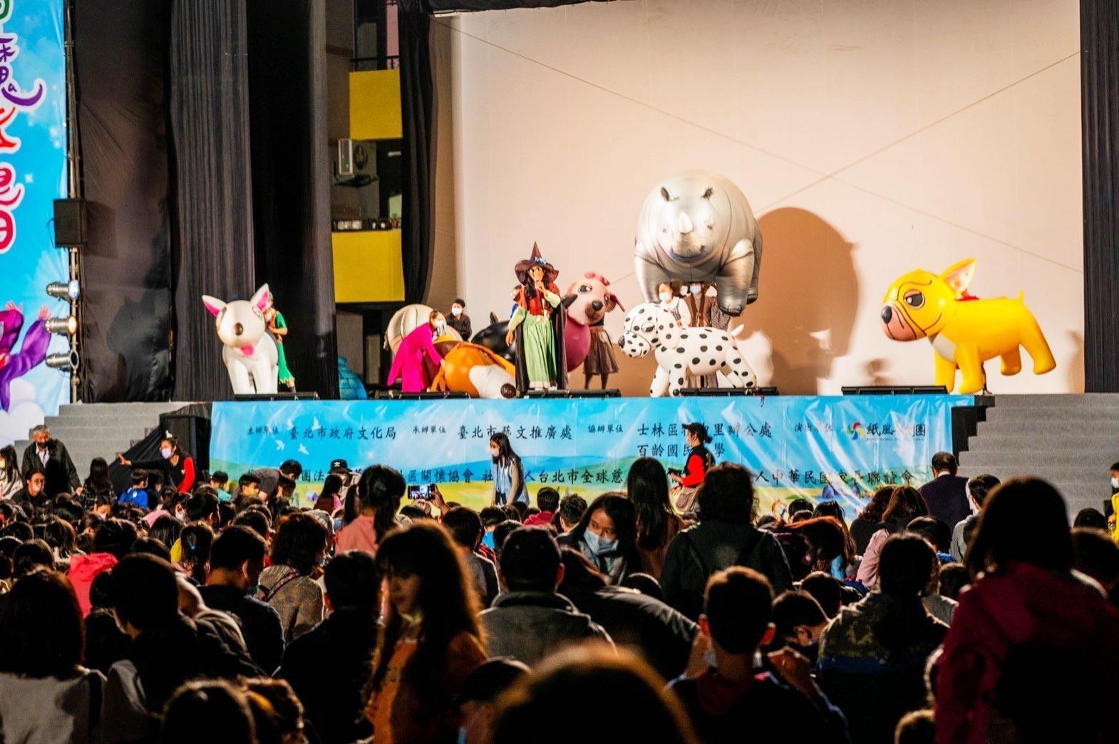 士林區福中里將「文化就在巷子裡-社區藝術巡禮活動」結合聖誕節,特別邀請到紙風車劇團演出。