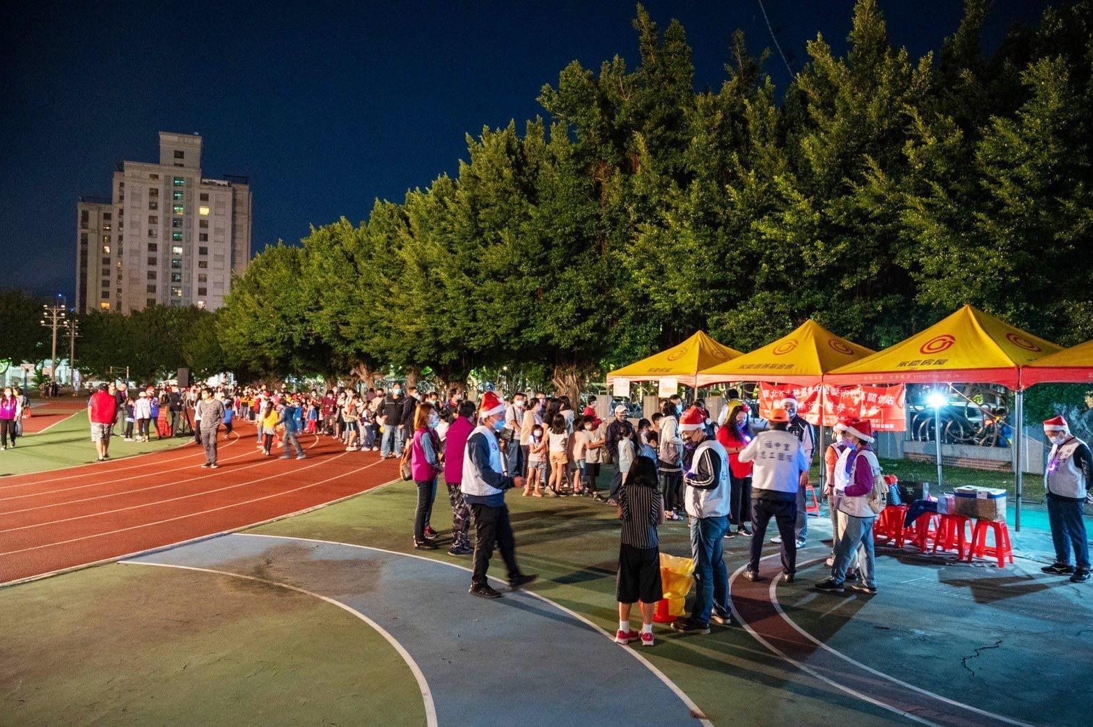 地方活動有永慶在!贊助帳篷之外也擺設攤位贈送超「萌」的氣球與民眾歡慶聖誕。