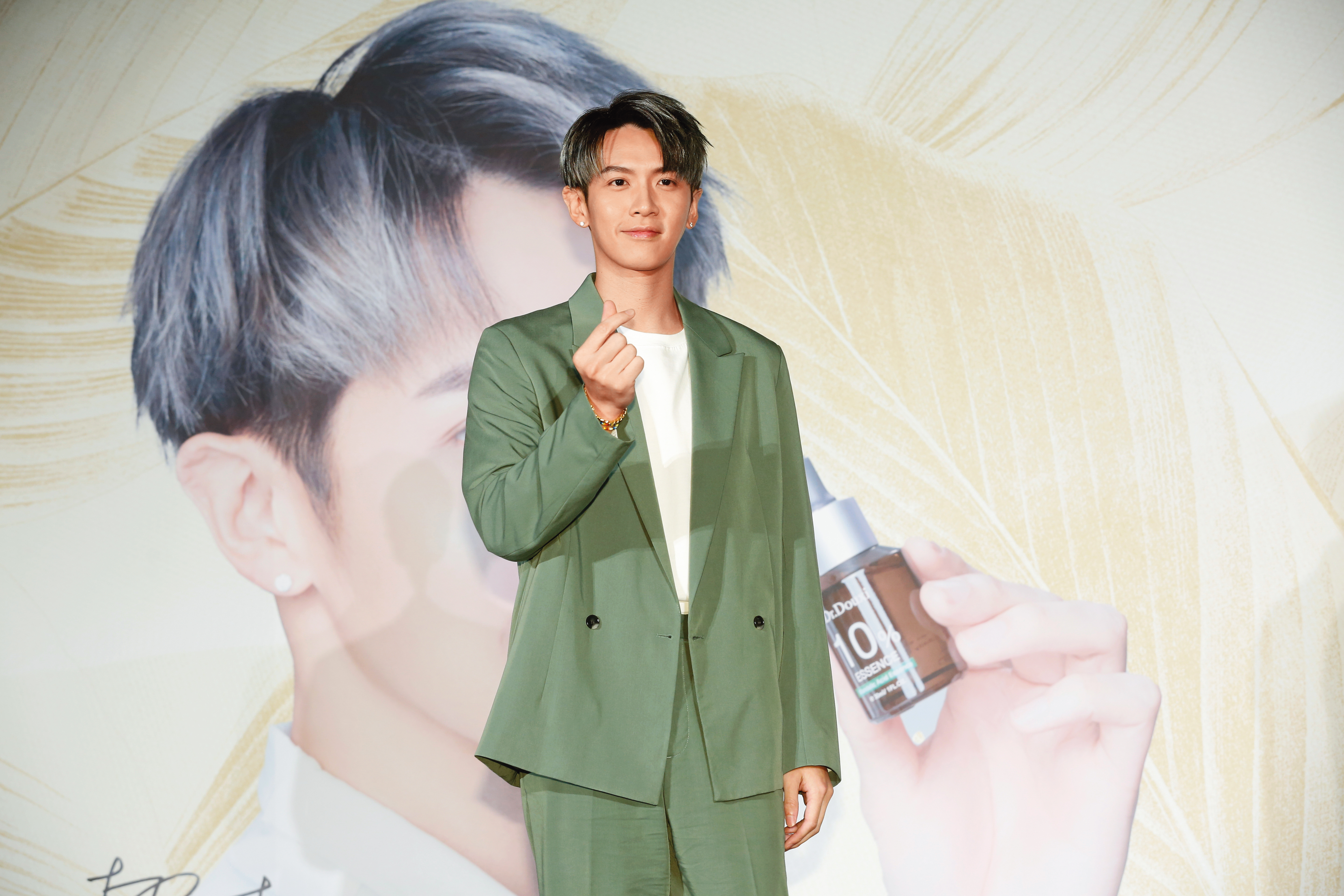 柯震東明年1月將初執導筒，拍攝自導自演的新片，並由九把刀監製。