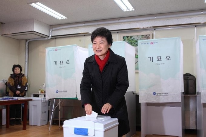 朴槿惠上月身體不適入院治療，南韓法務部今（20）表示，依院方建議，朴槿惠住院時間至少延長至明年初。（翻攝自朴槿惠推特）