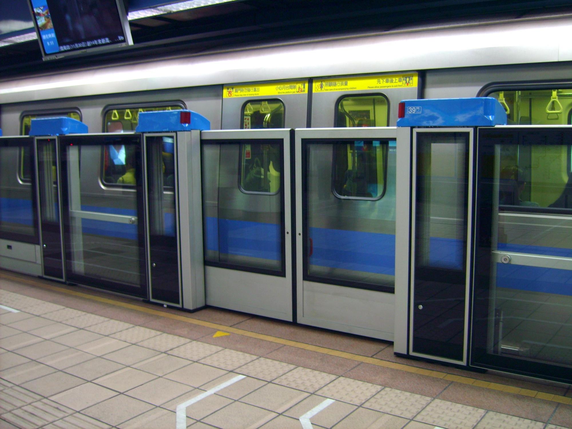 捷運車廂偶會發生癡漢性騷案件。(示意圖,翻攝自維基百科)
