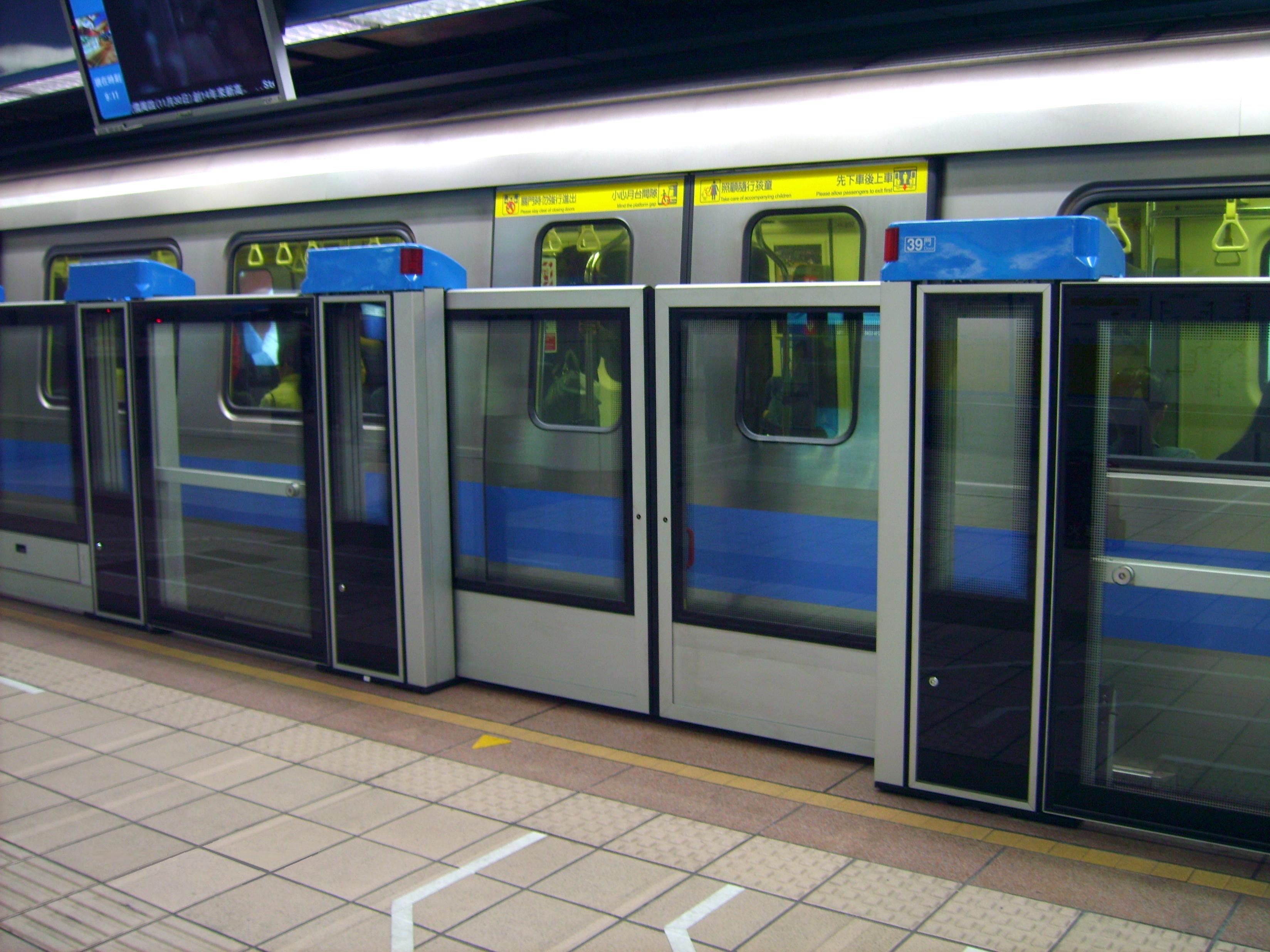 捷運車廂偶會發生癡漢性騷案件。（示意圖，翻攝自維基百科）