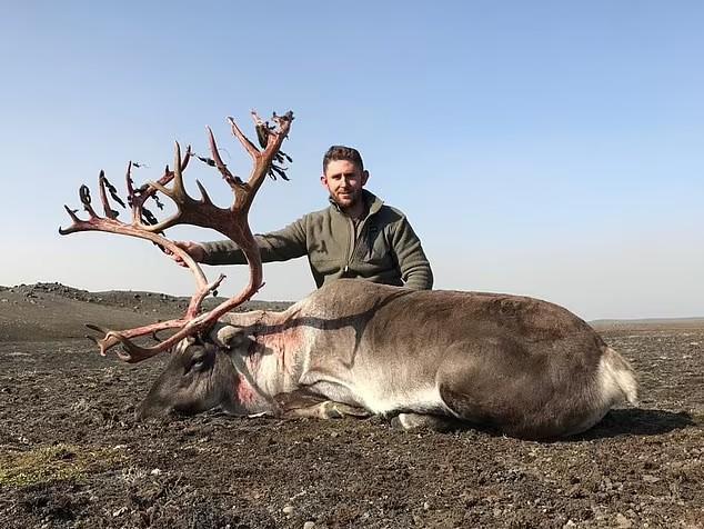 英國獵人與巨大馴鹿戰利品合照,引起全球一陣撻伐。(翻攝Farrington Deer Services官網)