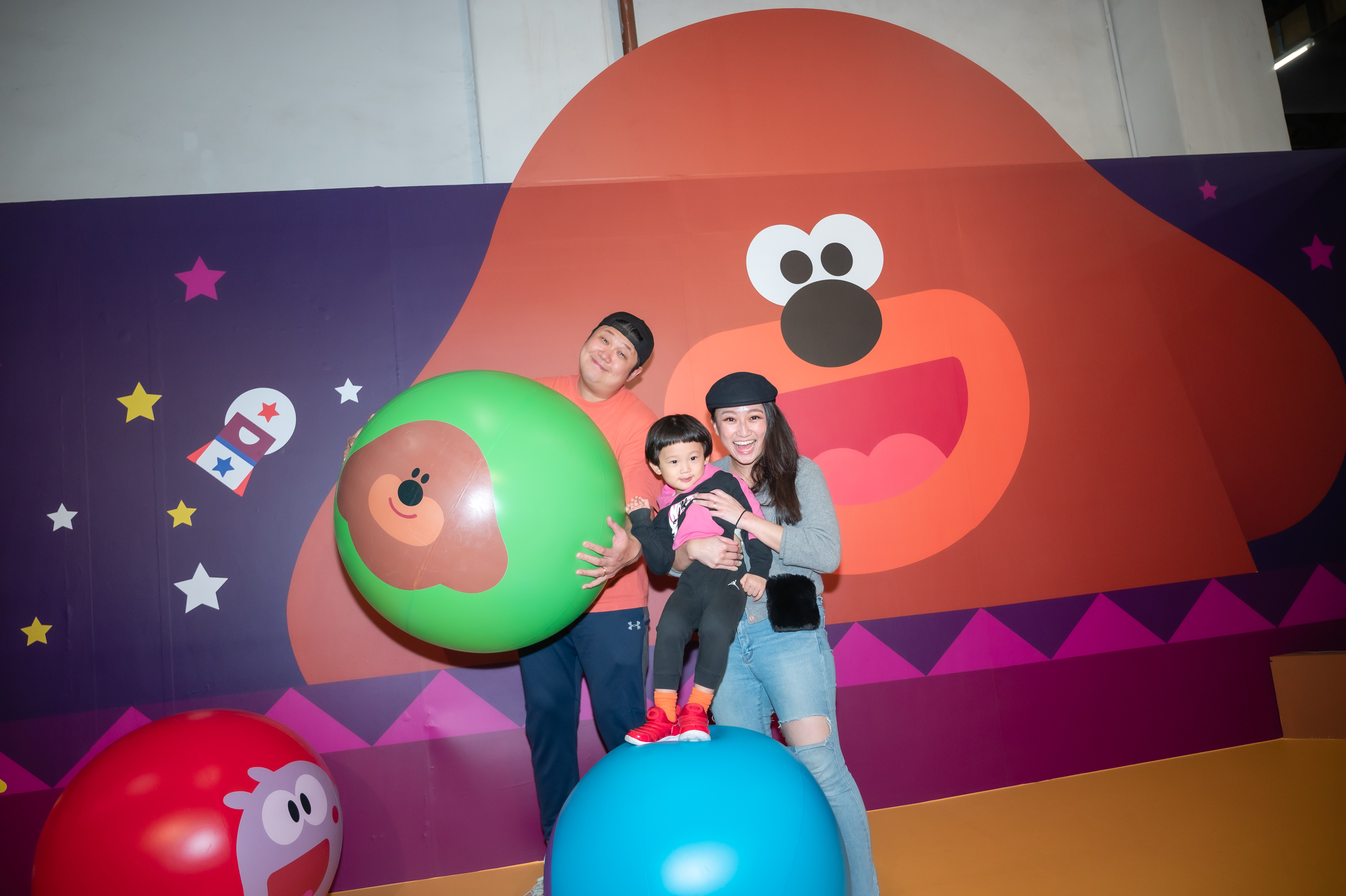 哈孝遠與太太瑄瑄笑說兩人存款只有30萬元，「沒什麼好簽的」。（寬宏藝術提供）