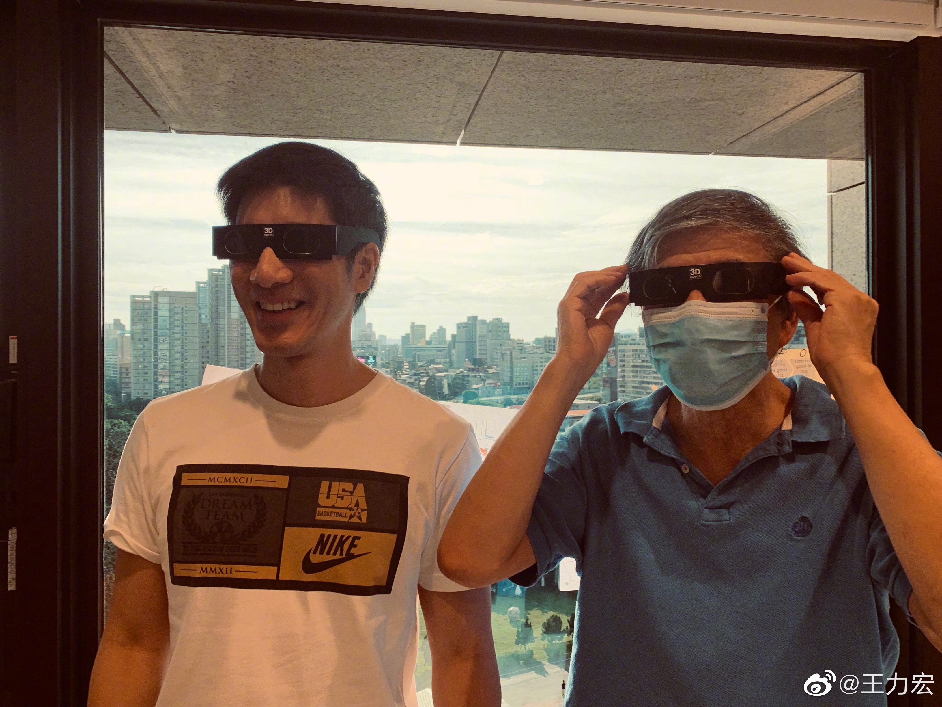 王力宏（左）向來聽從爸爸的話。（翻攝王力宏微博）