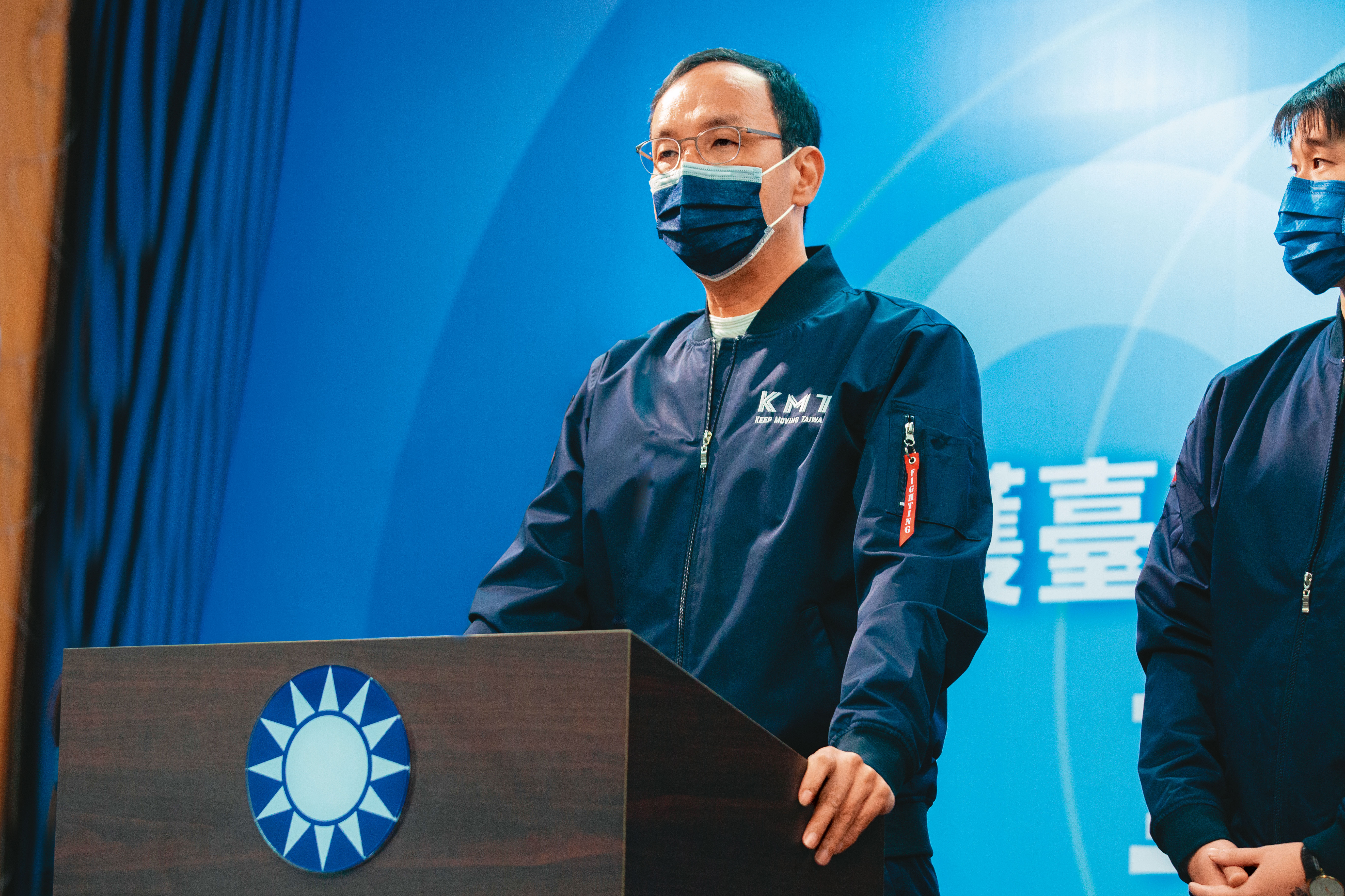 4大公投案國民黨全盤皆輸，黨主席朱立倫18日召開記者會，臉色相當難看。