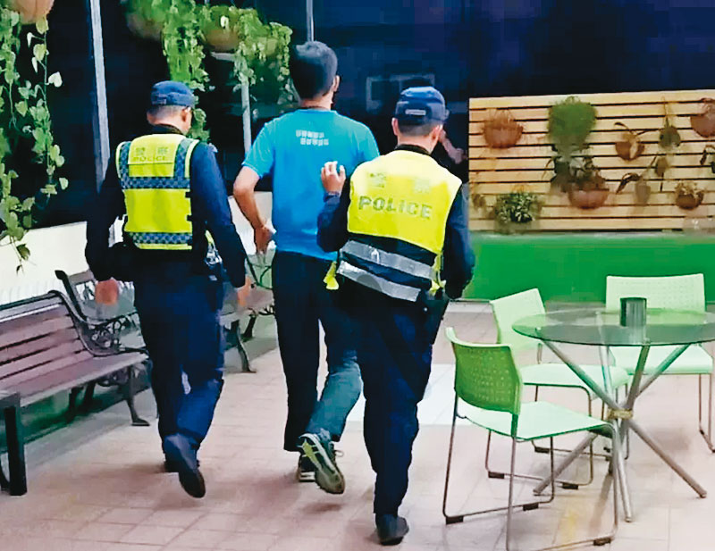 警方執勤時，嫌犯飼養的猛犬很可能讓行動產生變數。（翻攝畫面）