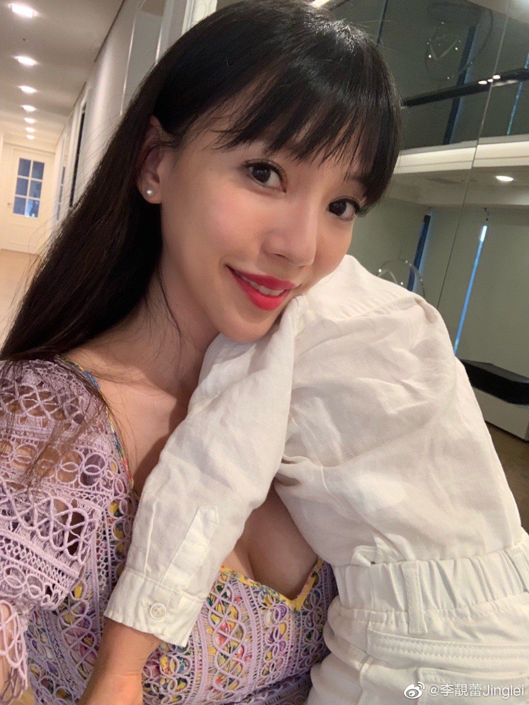 李靚蕾稱16歲就被大10歲的王力宏搭訕,在2013年時因為懷孕而結婚,目前是離婚手續申請中。(翻攝李靚蕾微博)