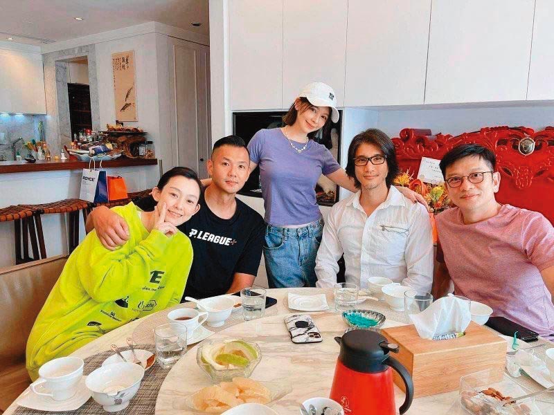 徐若瑄(右三)貼出她跟王力宏(右二)聚會的照片,其中還有黑人(左二)、范范(左一),沒想到除了被罰錢,現又引起雙重不倫風暴。右一為陳子鴻。(翻攝自徐若瑄臉書)