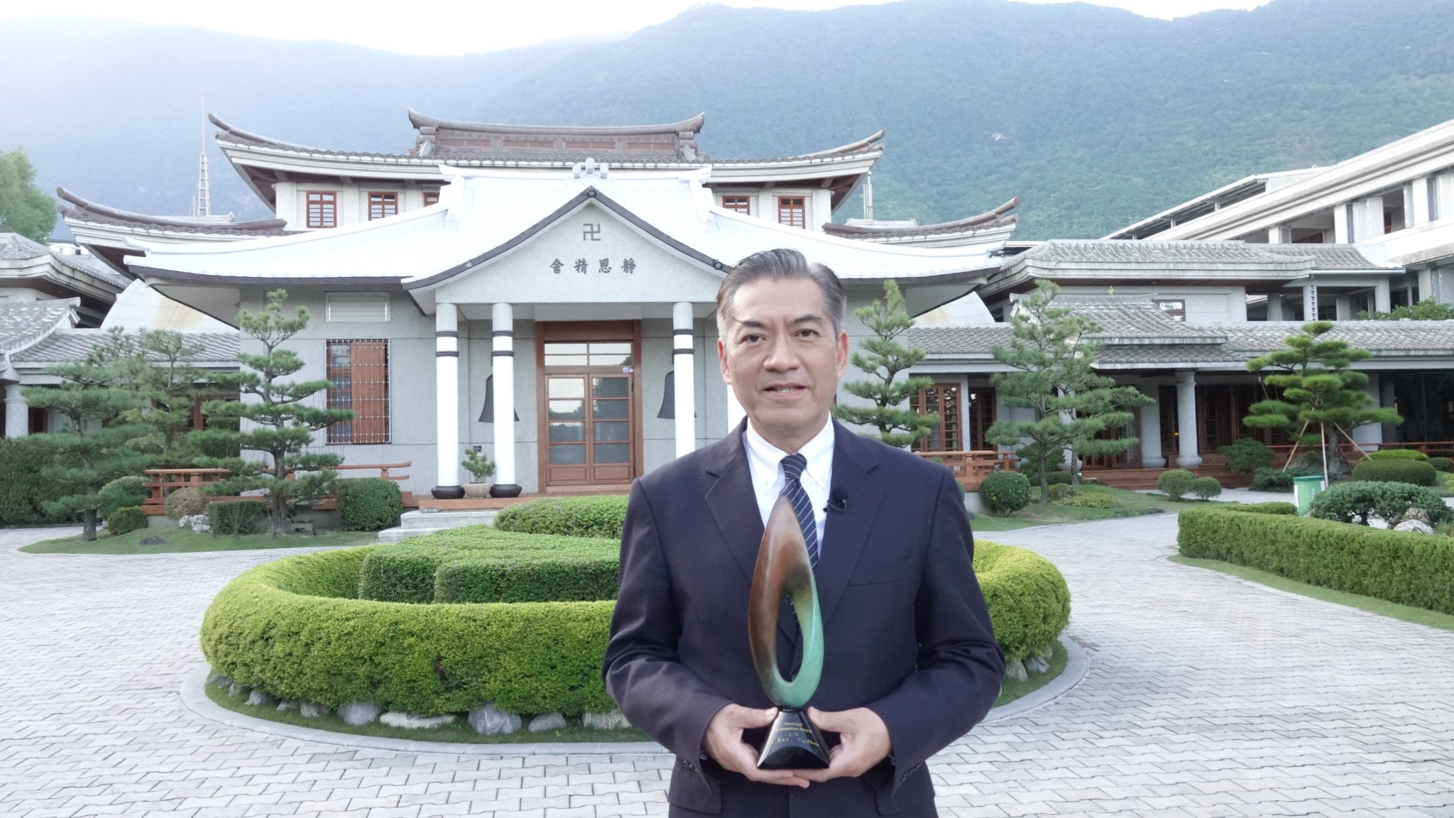 資深媒體人何日生30萬字的善經濟又獲獎。（慈濟基金會提供）