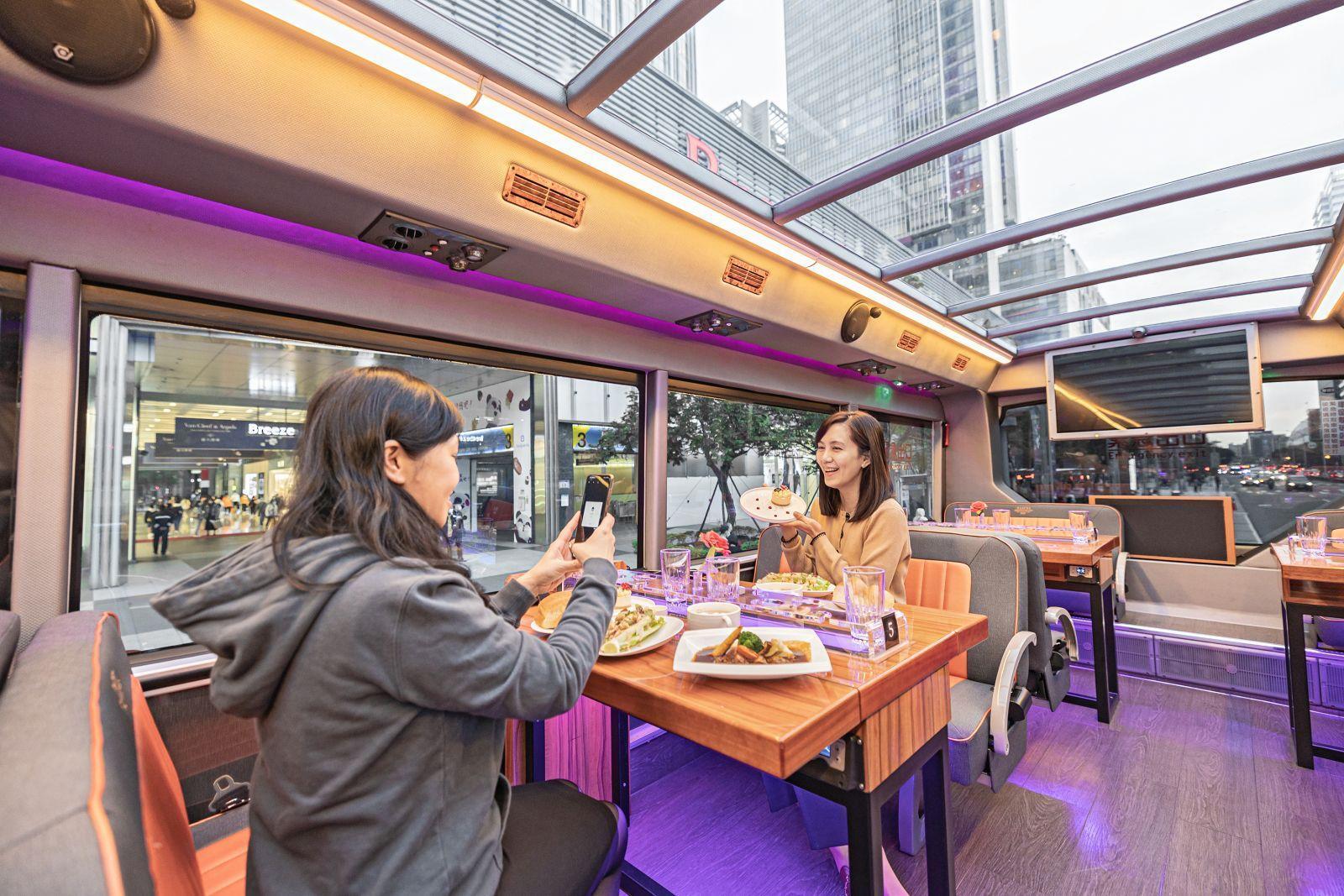 「台北市雙層餐車」路線行經台北熱鬧信義區及東區,車程約1.5至2個小時。(台北晶華酒店提供)