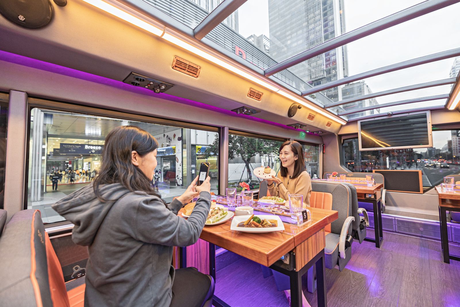 「台北市雙層餐車」路線行經台北熱鬧信義區及東區，車程約1.5至2個小時。（台北晶華酒店提供）