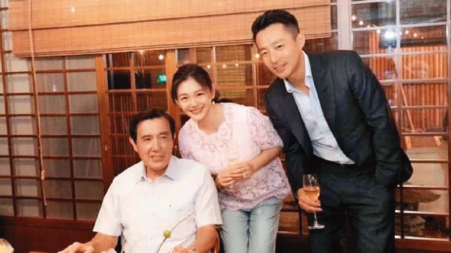 2018年，大S徐熙媛（中）與汪小菲（右）參加郭台銘的家宴，並合體馬英九（左）…今年11月大S宣布結束10年婚。（翻攝自洛施花捨微博）