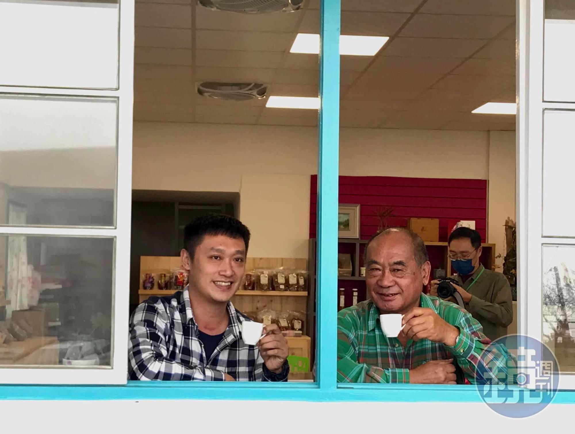 卓武山咖啡農場許定燁(左)和父親,把家族茶園轉型為咖啡農場。