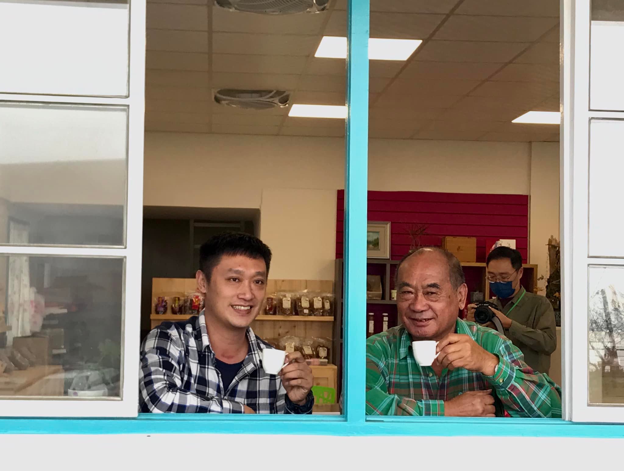 卓武山咖啡農場許定燁（左）和父親，把家族茶園轉型為咖啡農場。