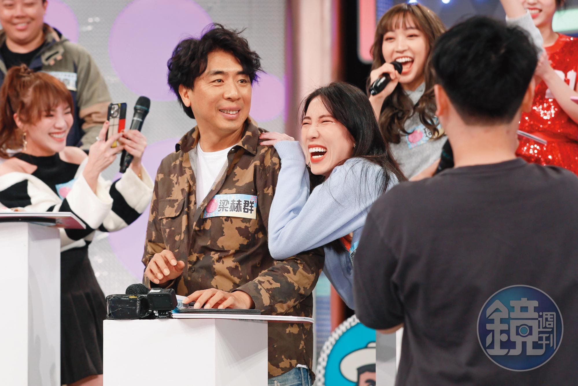 「台版孔劉」梁赫群(左)有多Pro?你看他參加《綜藝大熱門》,瑤瑤黃喬歆(右)笑倒在他身上就瞭了!