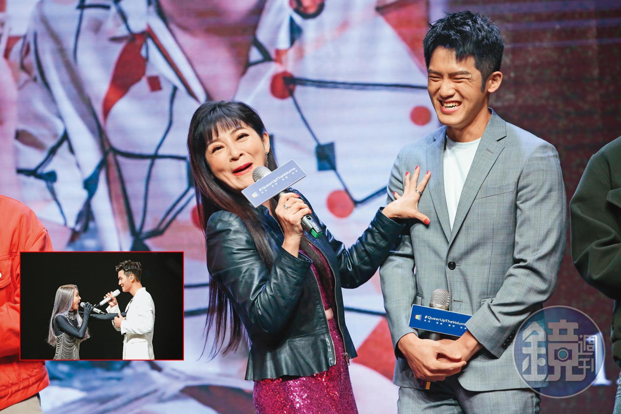 王彩樺(左)親手檢驗林冠宇(右)的「漢草」,一臉姨母笑。(放開那男孩!讓我來~)