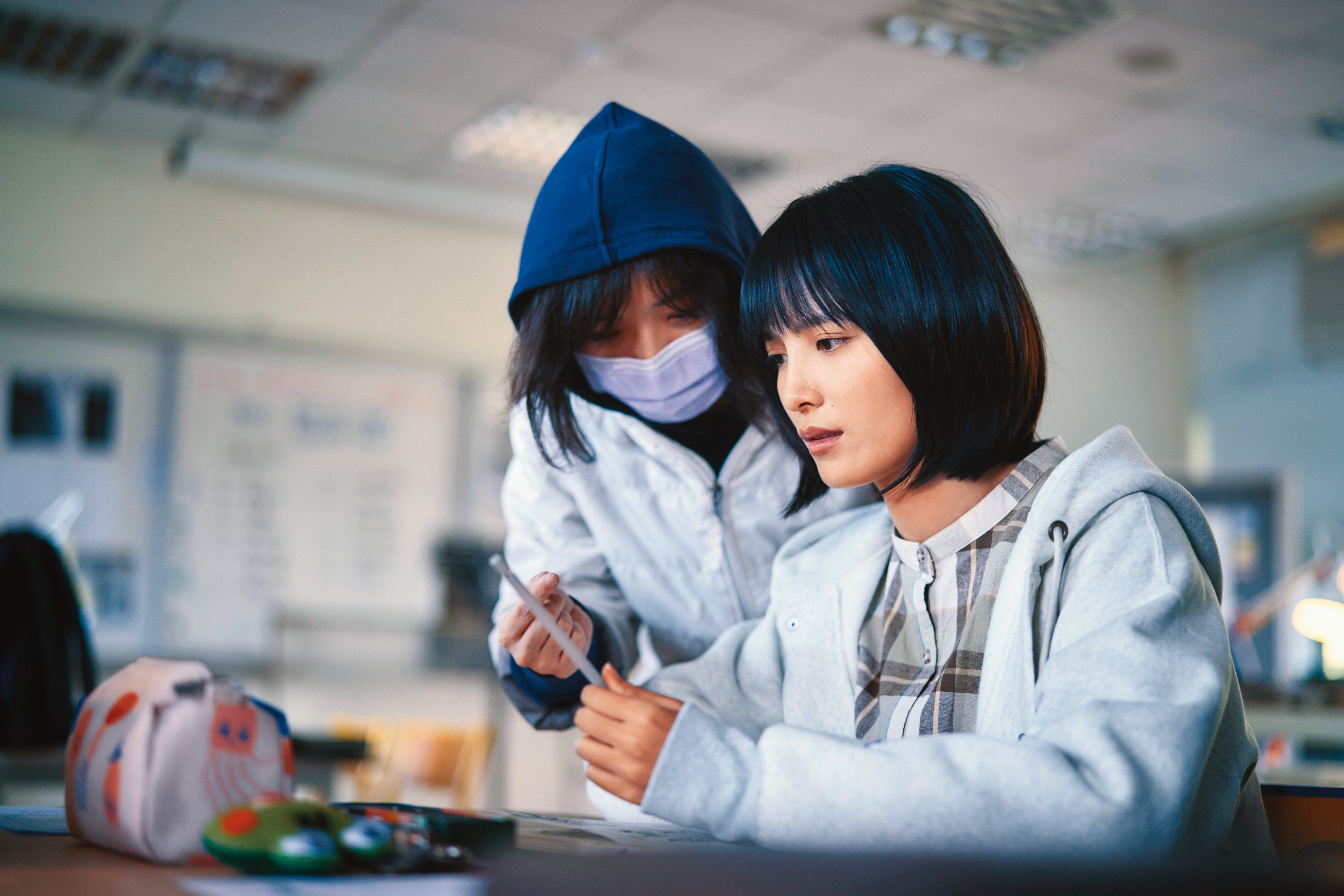 編導詹馥華（左）與女主角吳子霏（右）一起討論角色與表演方式。（台北双喜電影提供）