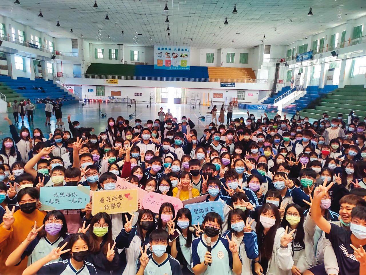 電影因盲測結果鎖定高中、大專生為目標觀眾，多次前往校園舉辦活動造勢。（台北双喜電影提供）