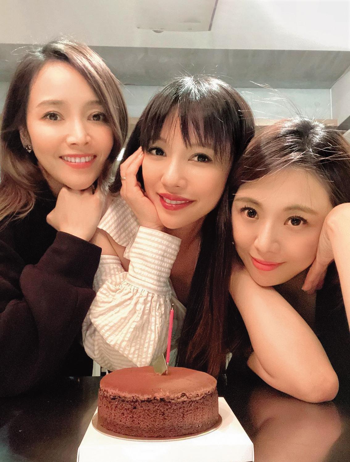 侯佩岑(左起)、李靚蕾與江佩蓉是閨密,經常分享心事。(翻攝自李靚蕾IG)