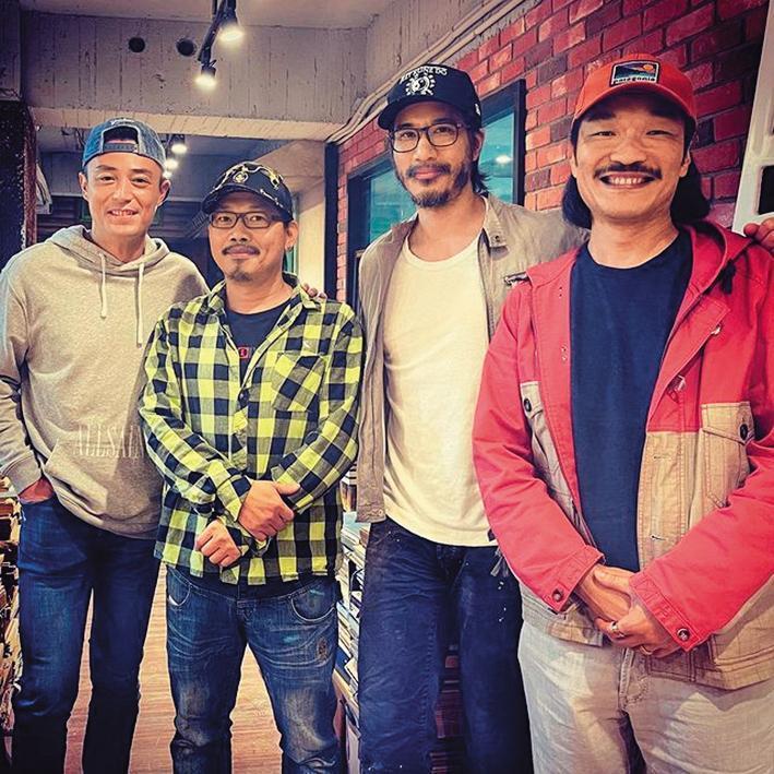 未爆出離婚消息前,王力宏(右二)即獨自參加好友聚會,包括霍建華(左一)、方文山(左二)等。(翻攝自王力宏IG)