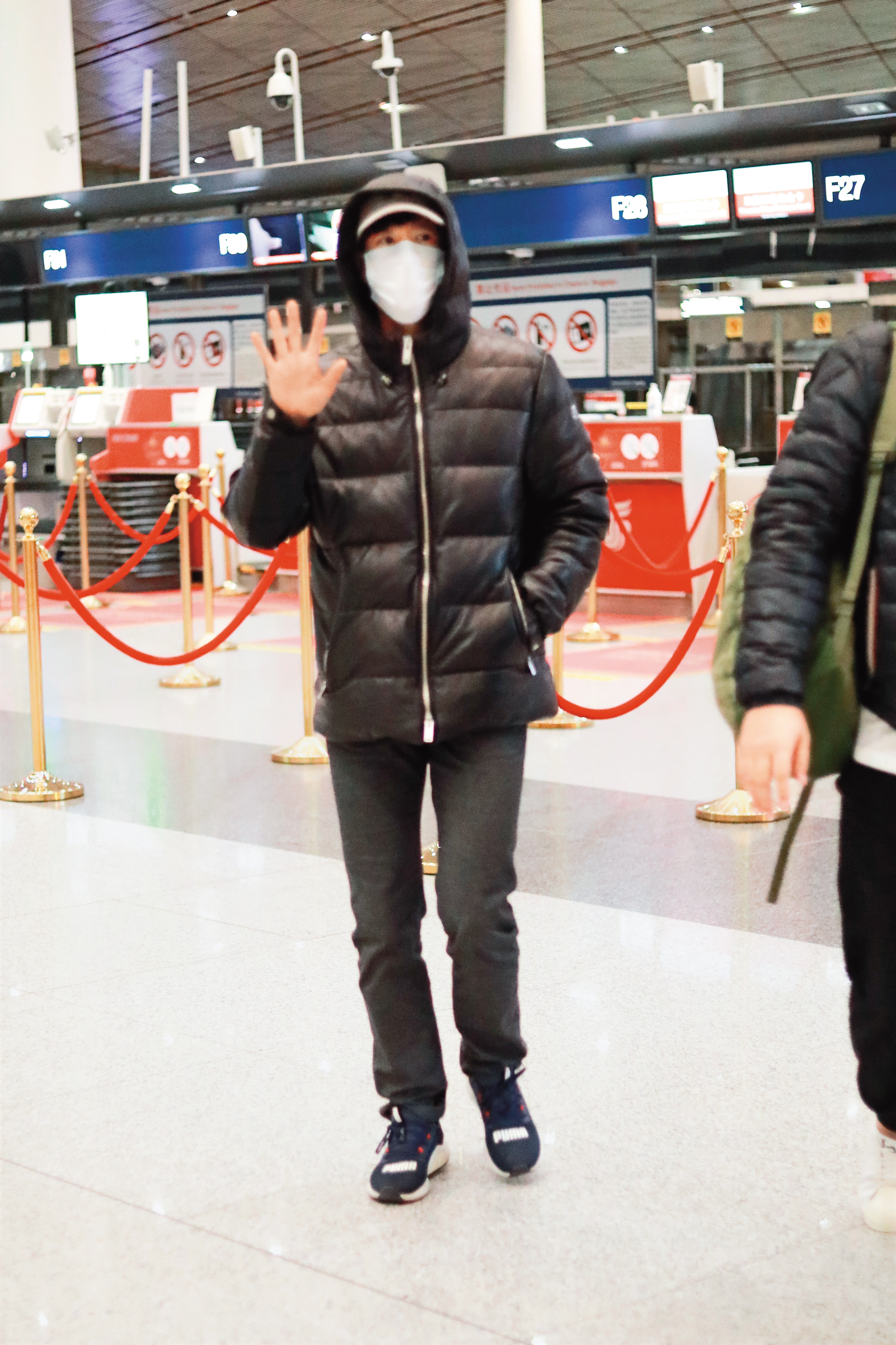 王力宏結束工作後,先飛北京,在機場大方揮手,再由廈門返台。(東方IC)
