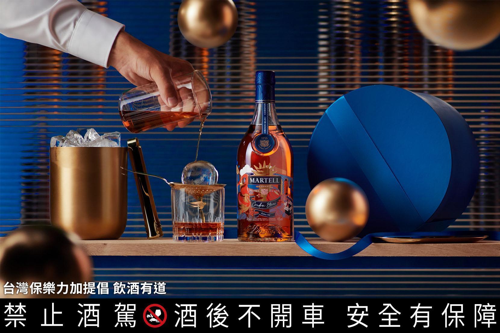 「馬爹利藍帶2022新年限量款」瓶身設計囊括了馬爹利藍帶的經典元素。