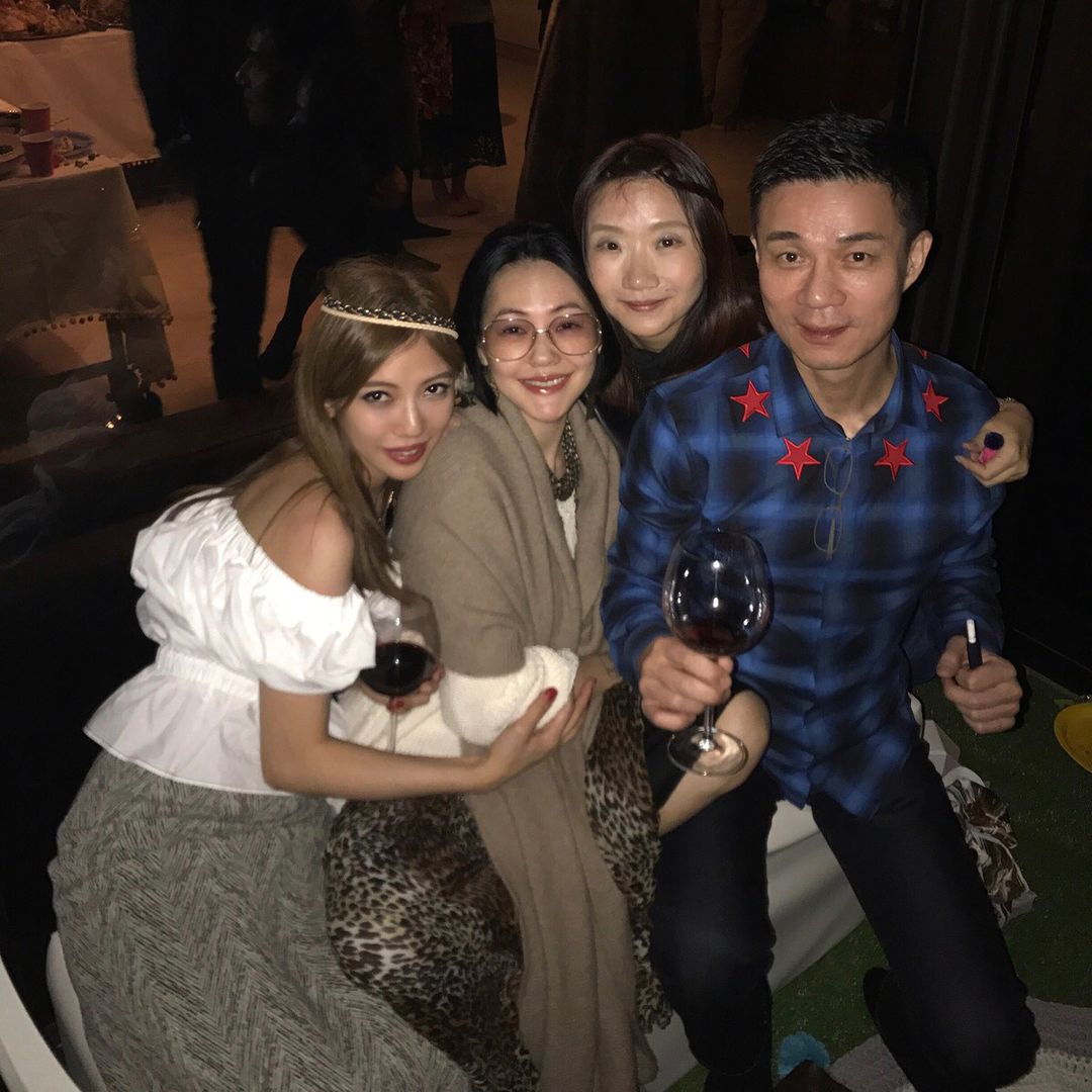 李靚蕾(左)2017年辦耶誕趴,邀來陶晶瑩(右2)、小S徐熙娣(左2)與老公許雅鈞(右)(翻攝自李靚蕾IG)