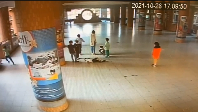  王姓學童遭同學撞擊後，一度倒地不起。（劉美芳服務處提供）