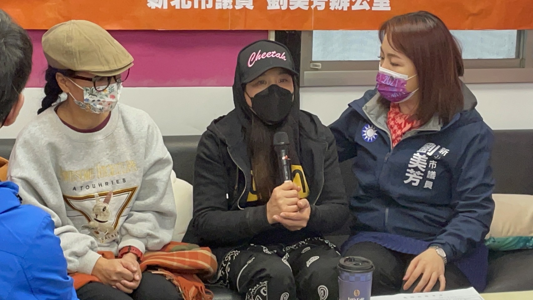 新北市議員劉美芳偕同王童母親召開記者會，痛批校方跟家長會處置失當。（劉美芳服務處提供）