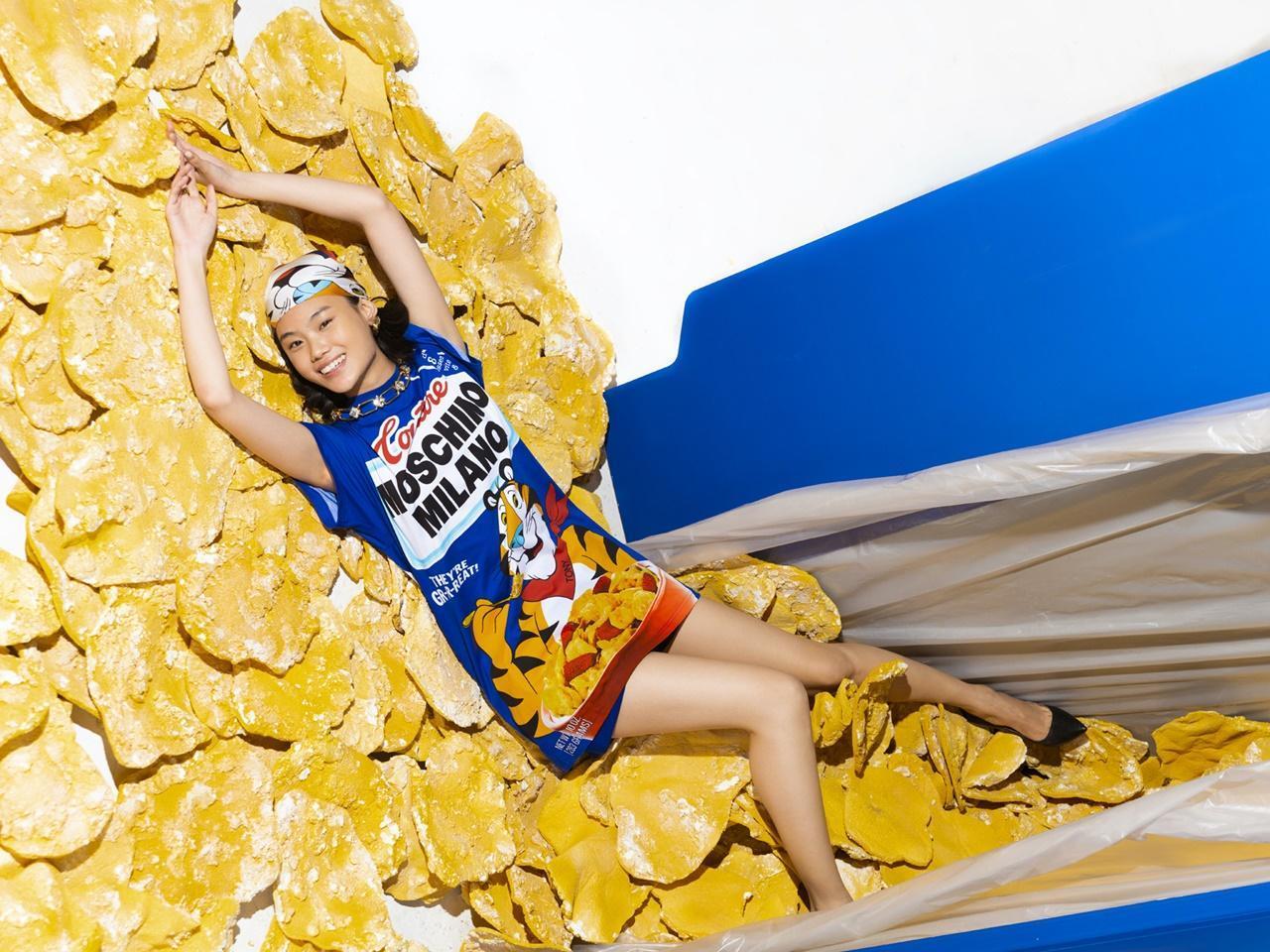 「MOSCHINO Tony the Tiger」系列短袖洋裝。NT$21,500。(藍鐘提供)