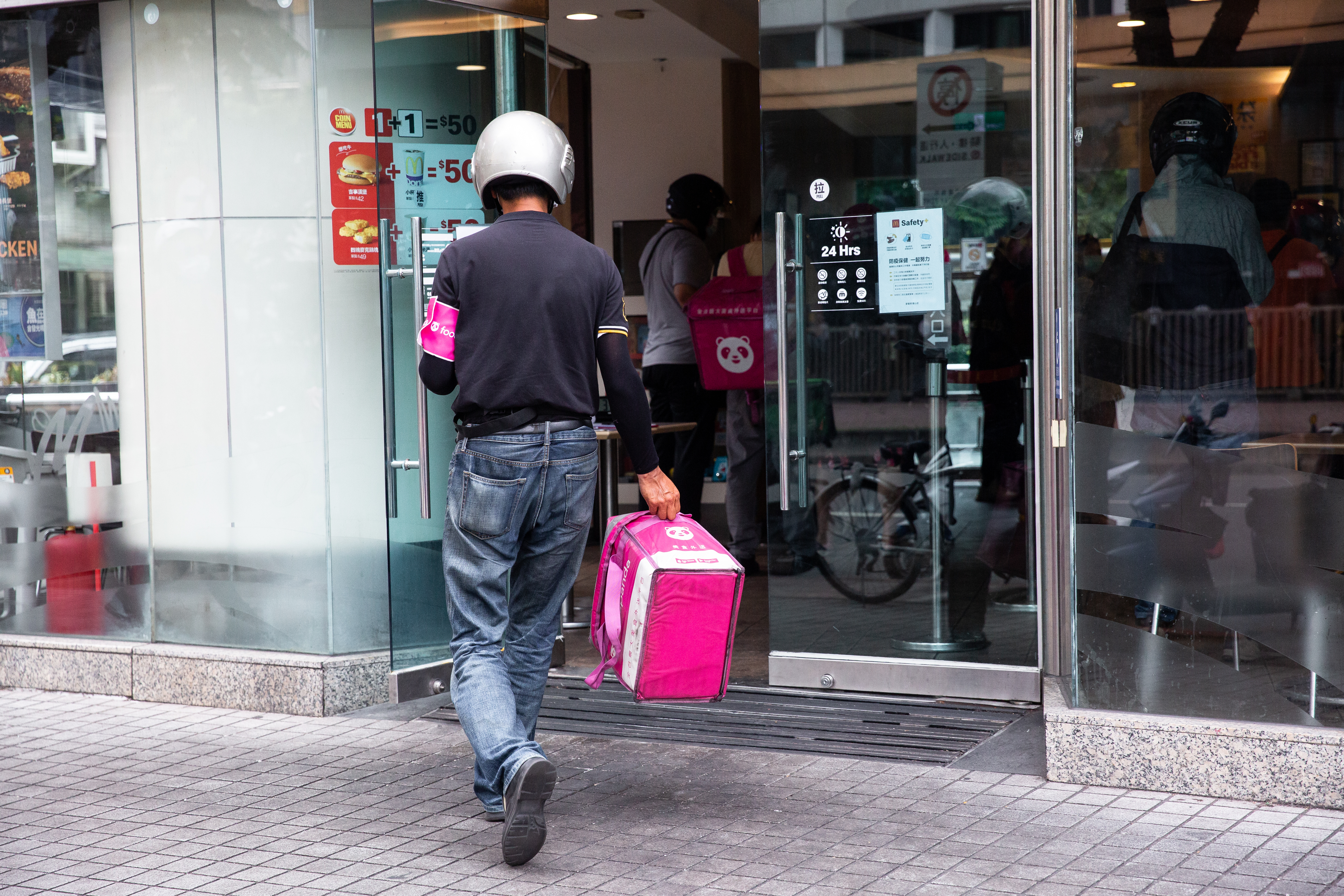 一名外送員分享日前遇到客人「穿薄紗」指定要送進家門。（示意圖，本刊資料照）