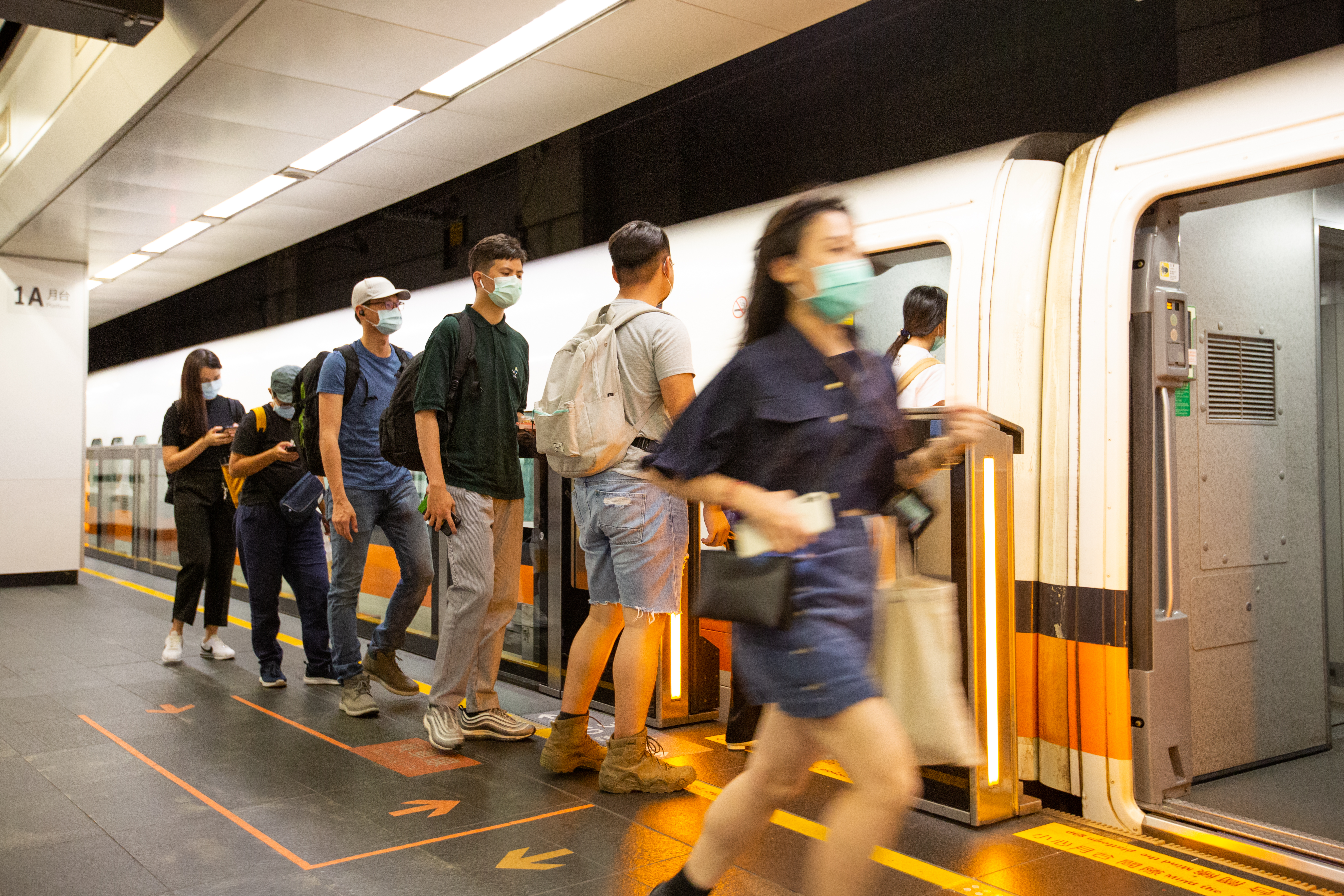 台灣高鐵公司表示為加強春節疏運，將加開13班次，於週四凌晨零時開放購票。