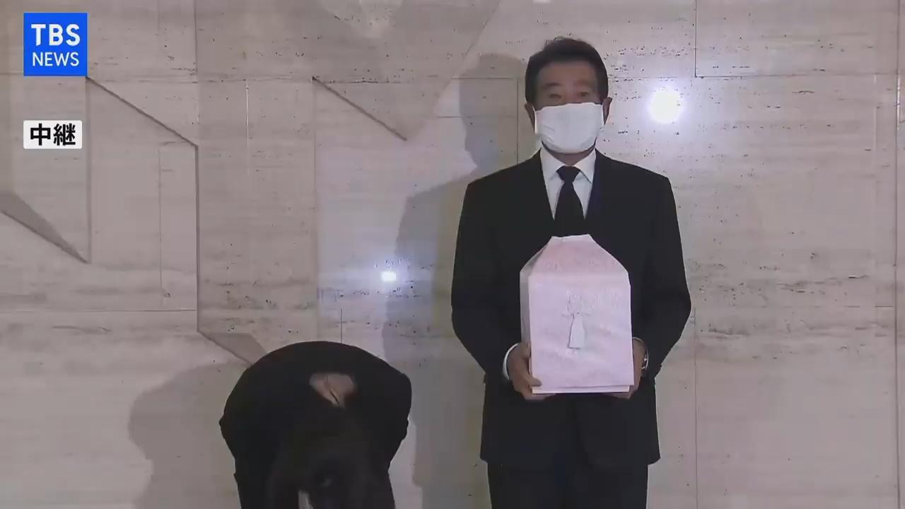 松田聖子(左)一走進記者會會場便深深一鞠躬,一旁的神田正輝也強忍著淚水。(翻攝自TBS NEWS)