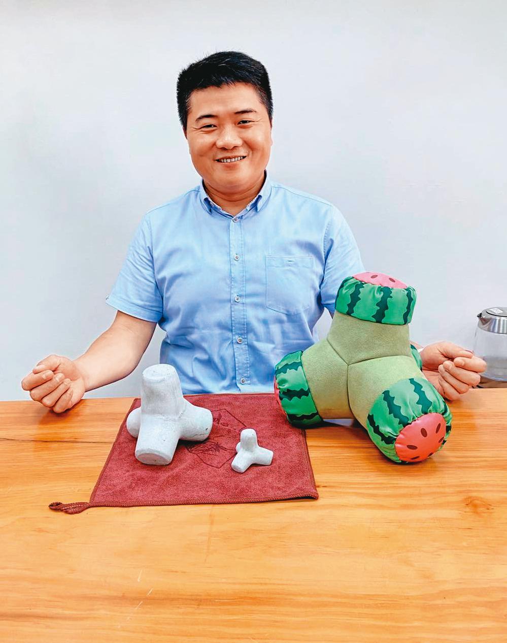 顏寬恒推出消波塊造型抱枕,用幽默的方式博取網友好感。(翻攝顏寬恒臉書)