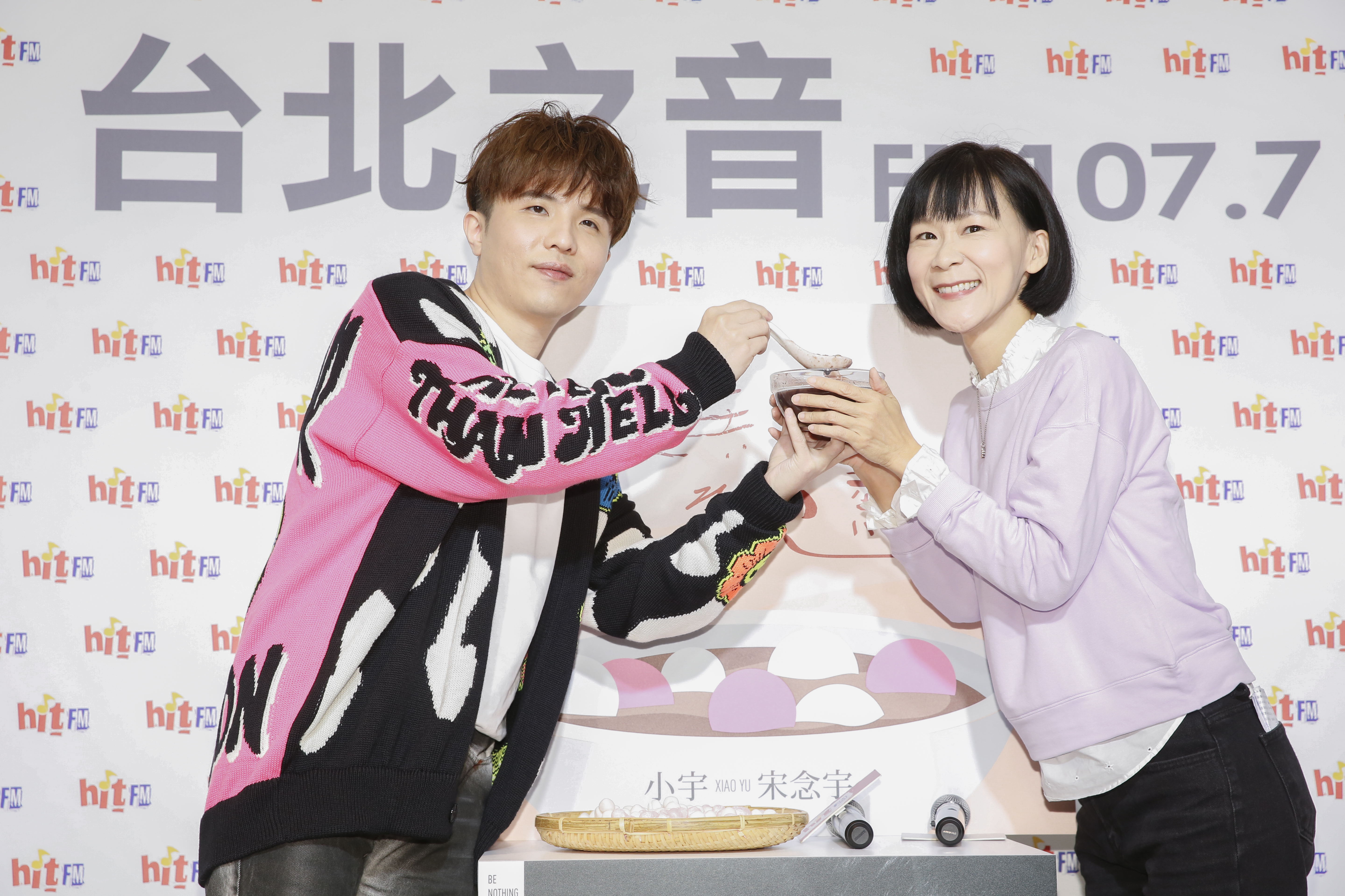 阿娟（右）送上湯圓，但正在半佛系減重的小宇忍住不吃。