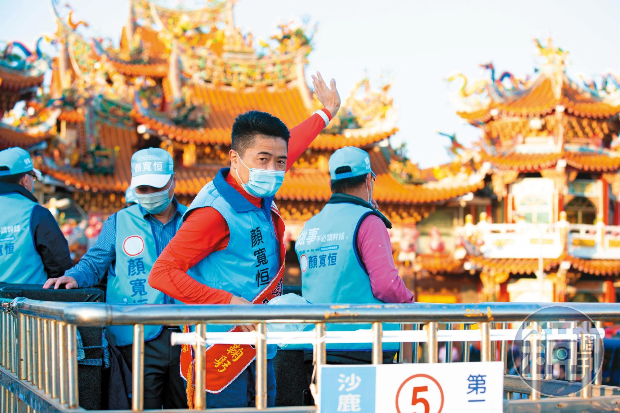 立委補選抽完號次,顏寬恒便開始掃街拜票。(賴一銀攝)