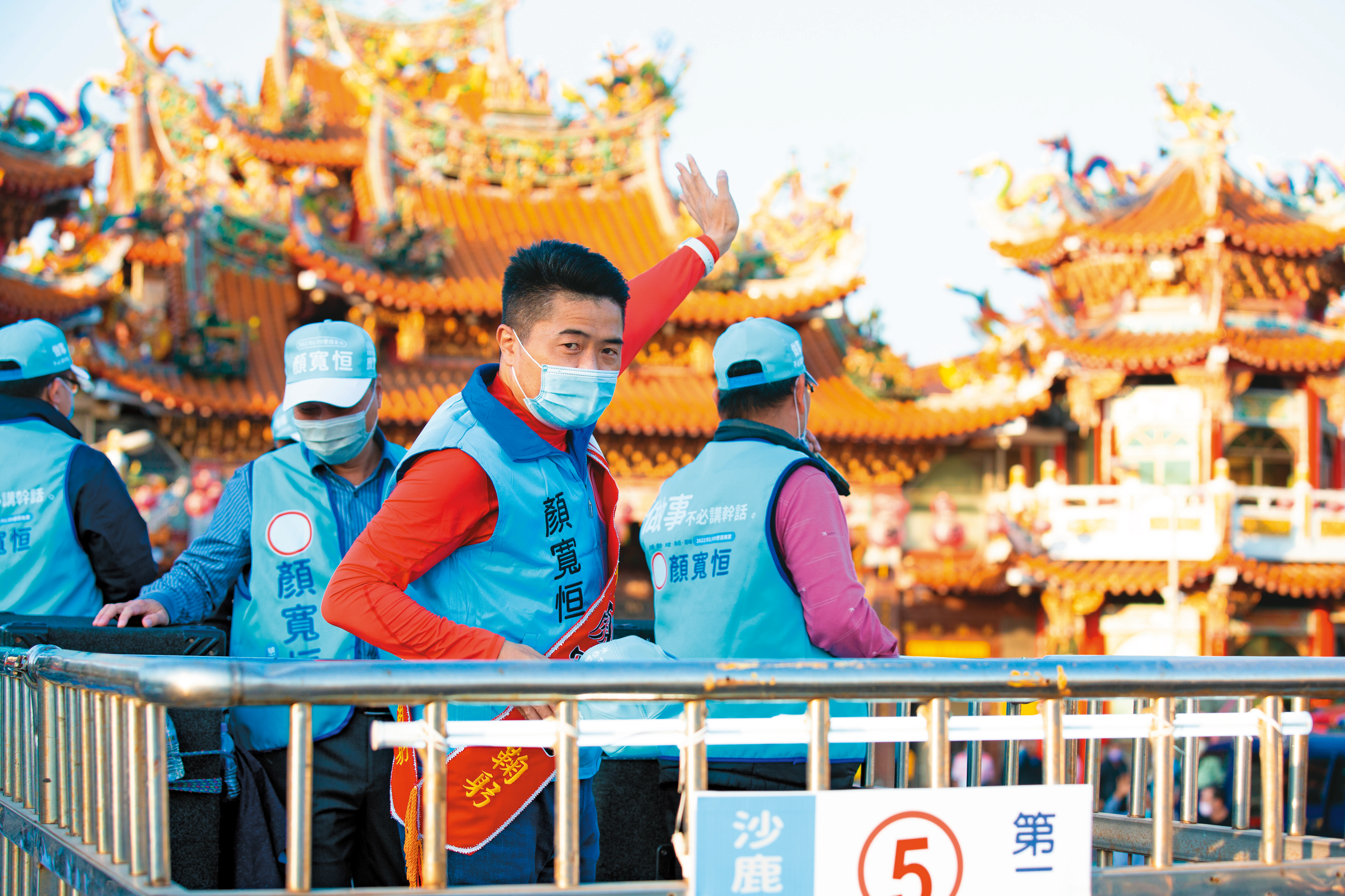立委補選抽完號次，顏寬恒便開始掃街拜票。（賴一銀攝）
