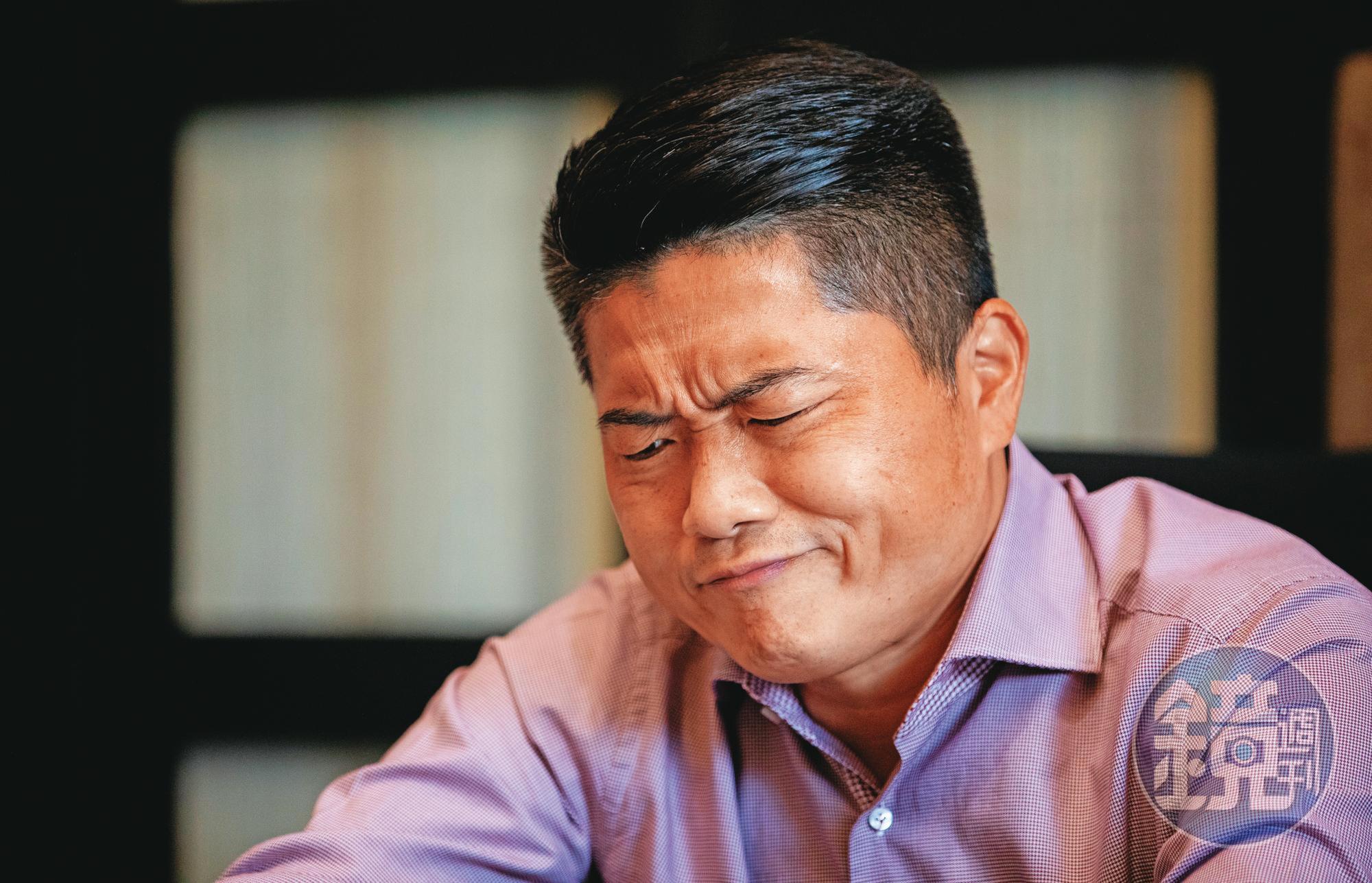 面對記者質疑持有土地來源與家族事業,顏寬恒露出糾結的無奈表情。