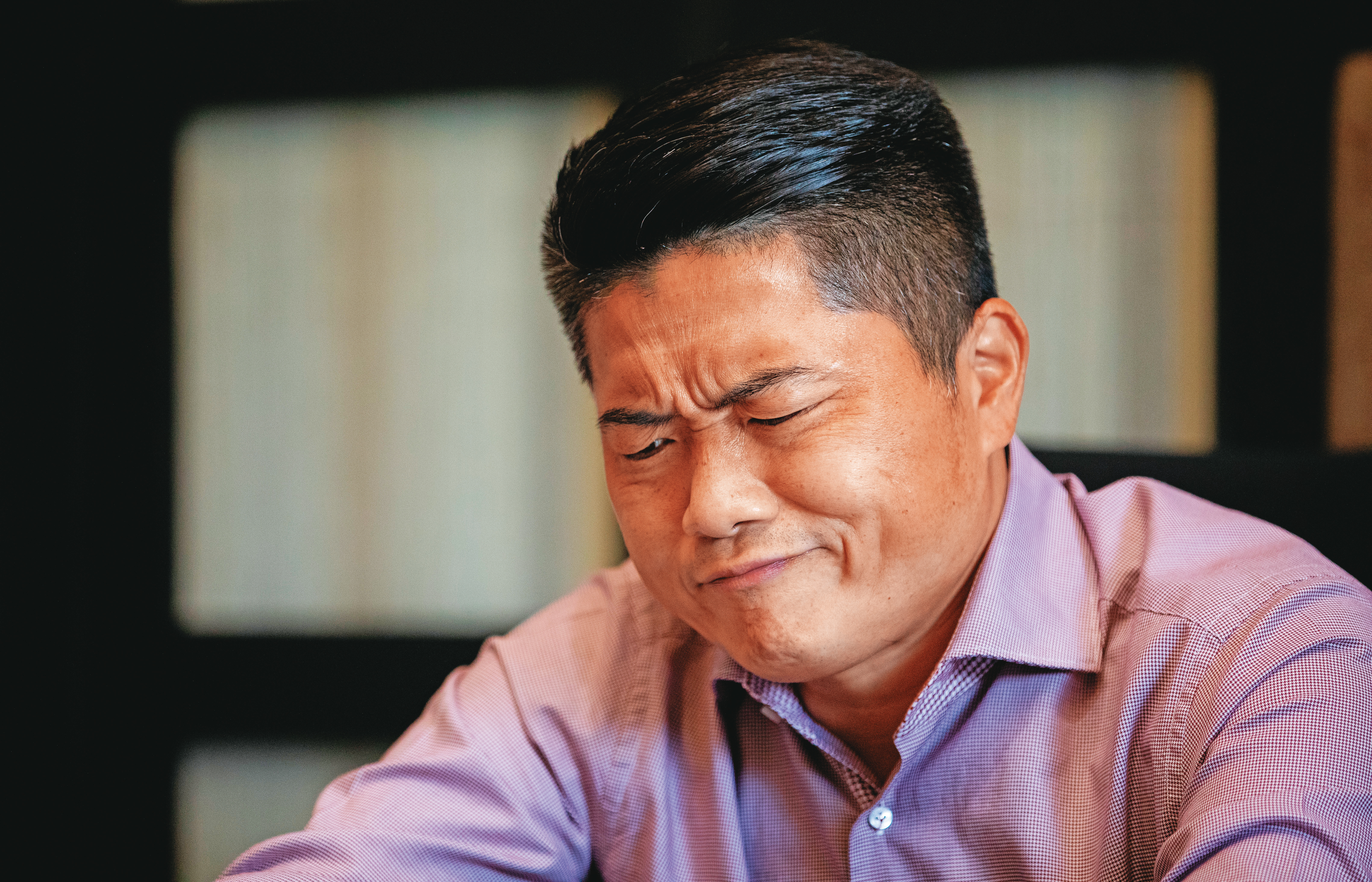 面對記者質疑持有土地來源與家族事業，顏寬恒露出糾結的無奈表情。