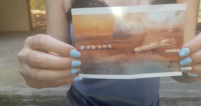 國外有一名女子表示自己去過火星，並秀出3812年的火星實景照。（翻攝YouTube）