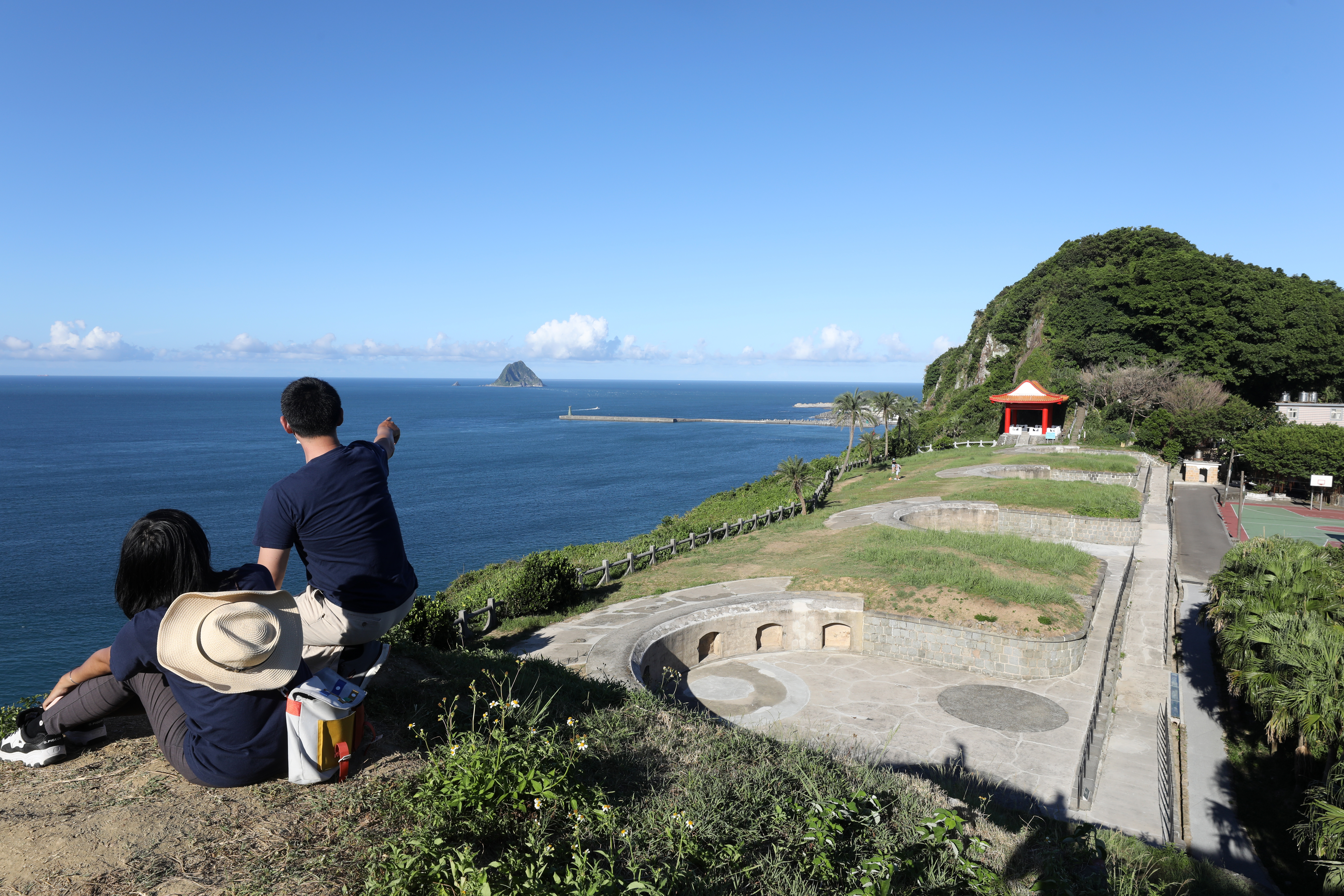白米甕砲台視野遼闊，可俯瞰基隆港內外全景，是觀海散心首選去處。