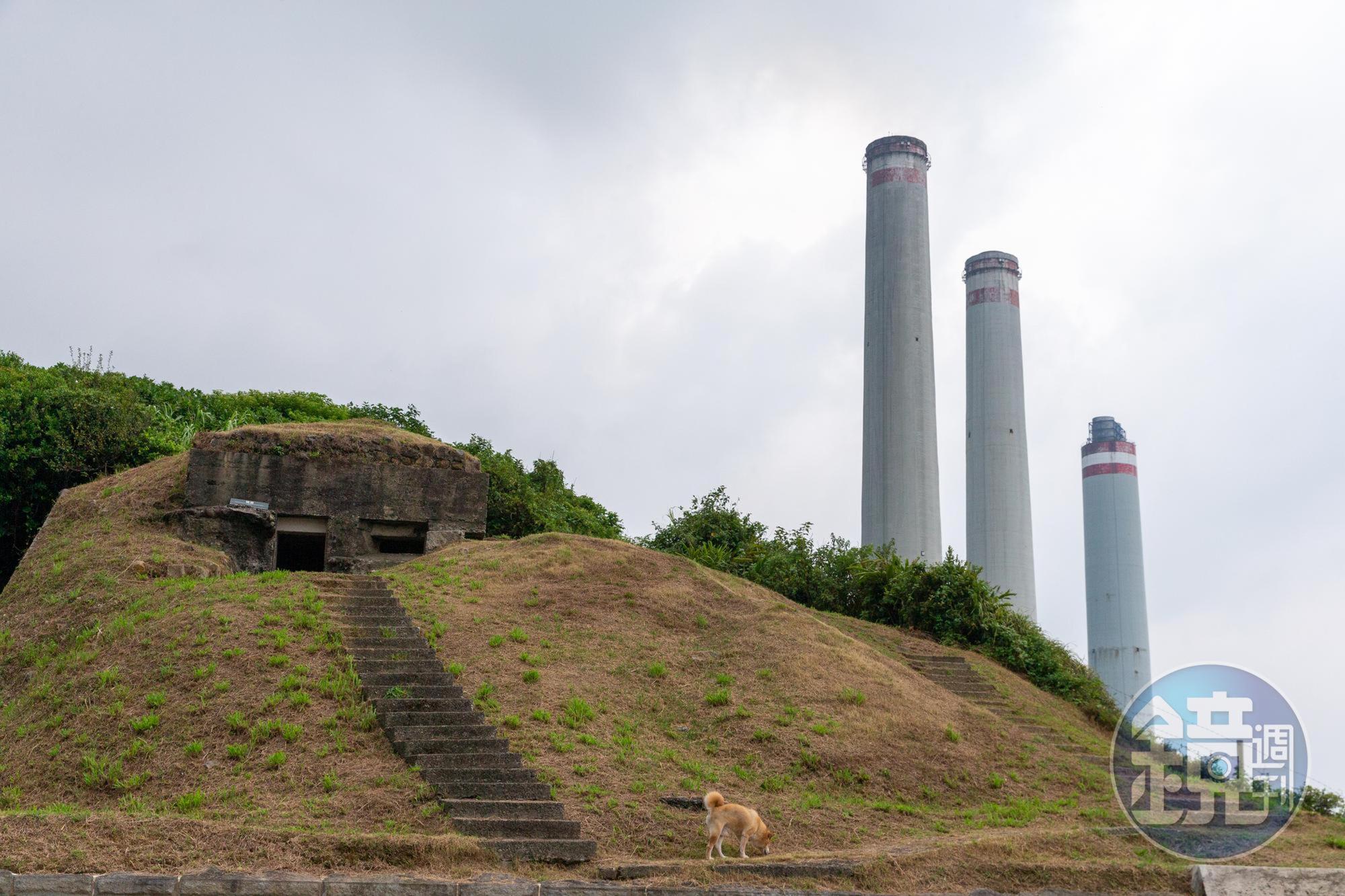 白米甕砲台不遠處,矗立著協和發電廠的3根大煙囪,是基隆西岸的招牌景緻。